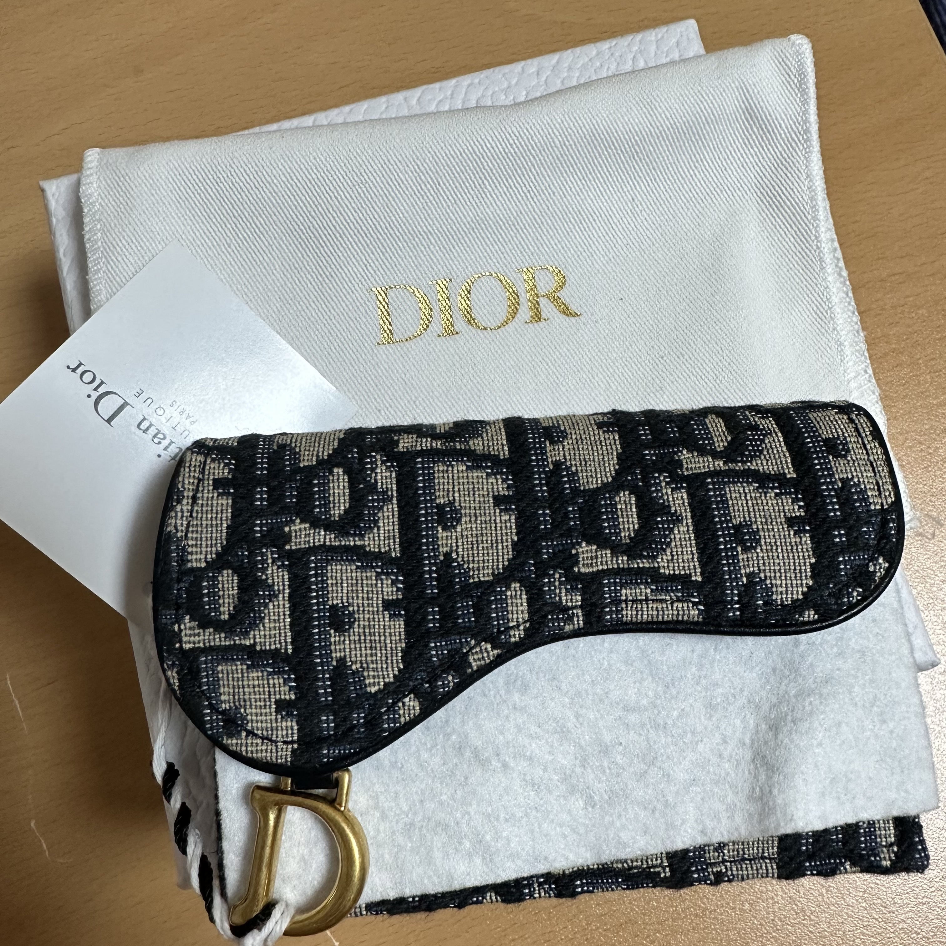 Dior Saddle Flap Card Holder Blue Dior Oblique Jacquard 착용 스타일
