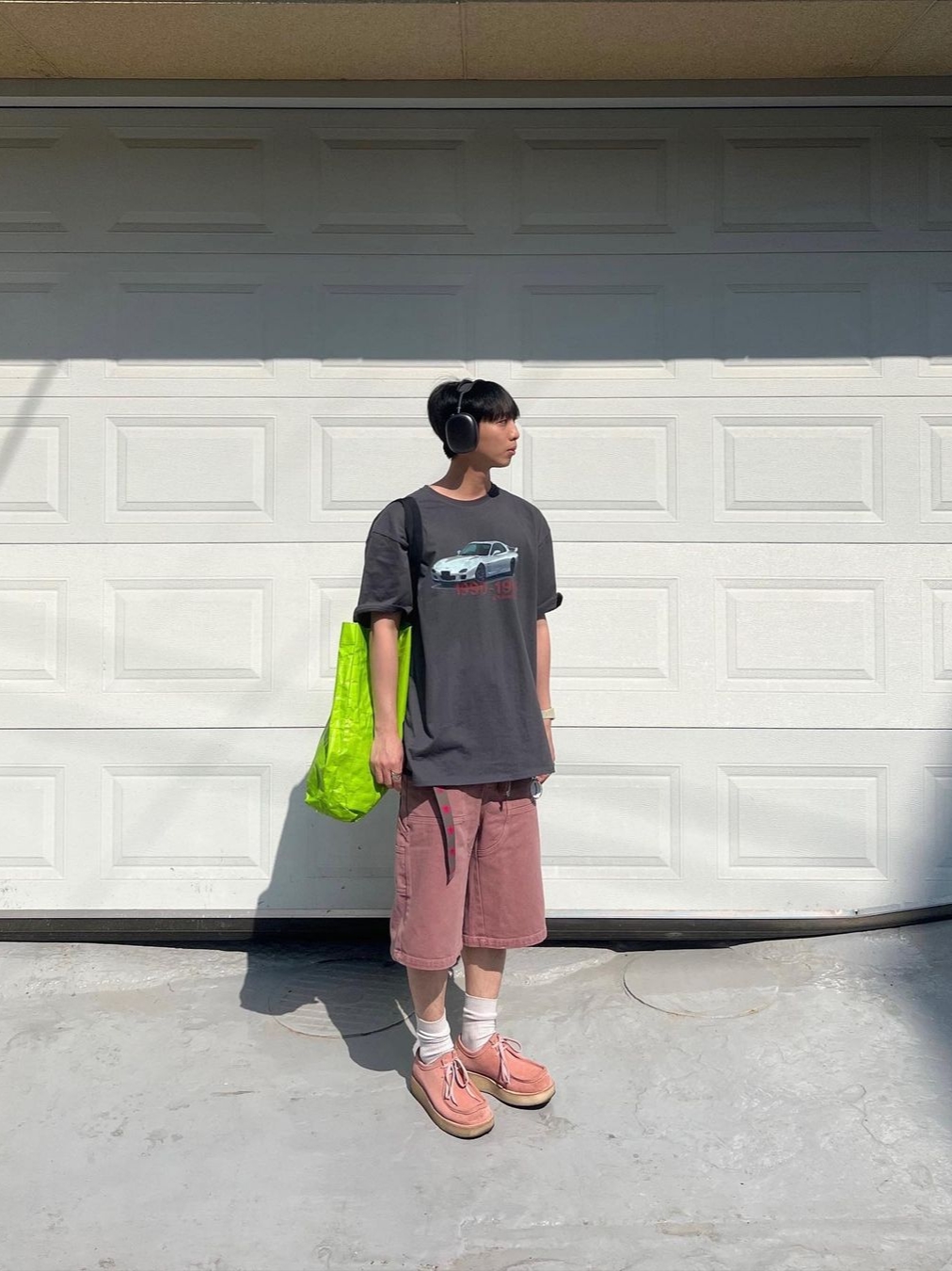 Thevinylhouse Old Car T-Shirt Charcoal, Thevinylhouse Old Car T-Shirt White 착용 스타일 - 1