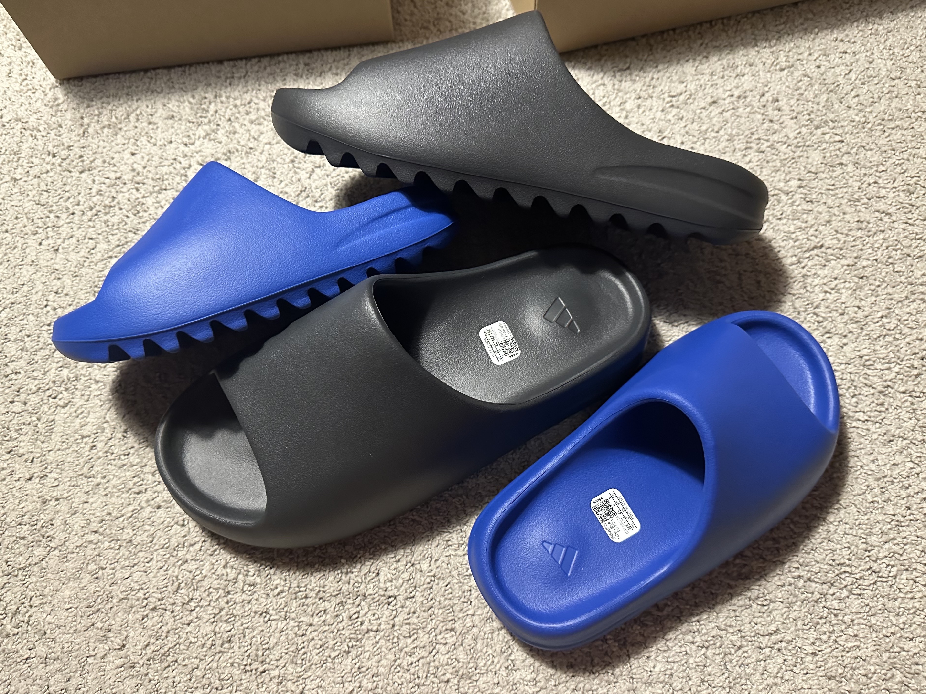 Adidas Yeezy Slide Azure, Adidas Yeezy Slide Onyx 착용 스타일 - 2