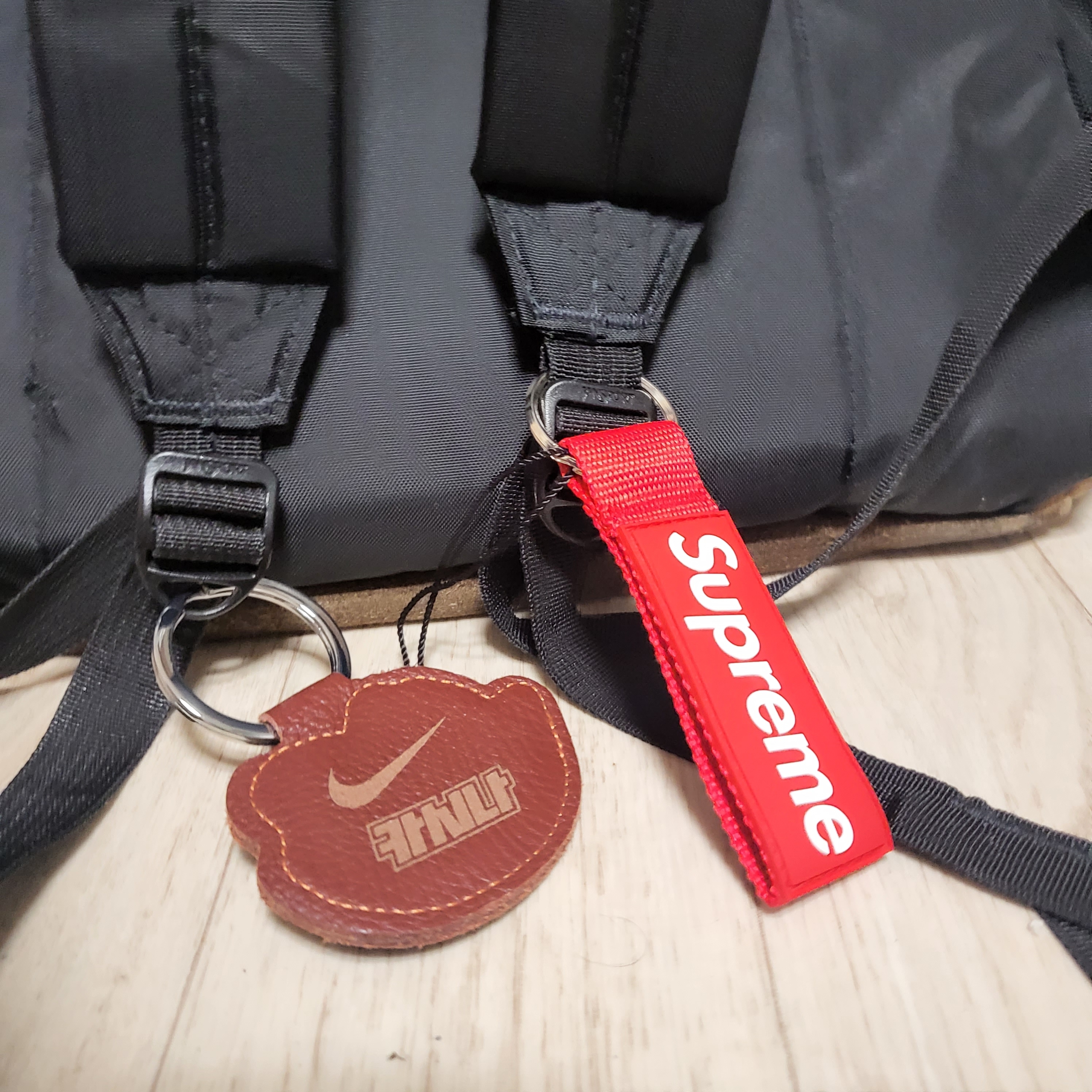 Supreme Webbing Keychain Red - 23SS, Nike x Kasina Air Max 1 SP Won-Ang Orange 착용 스타일
