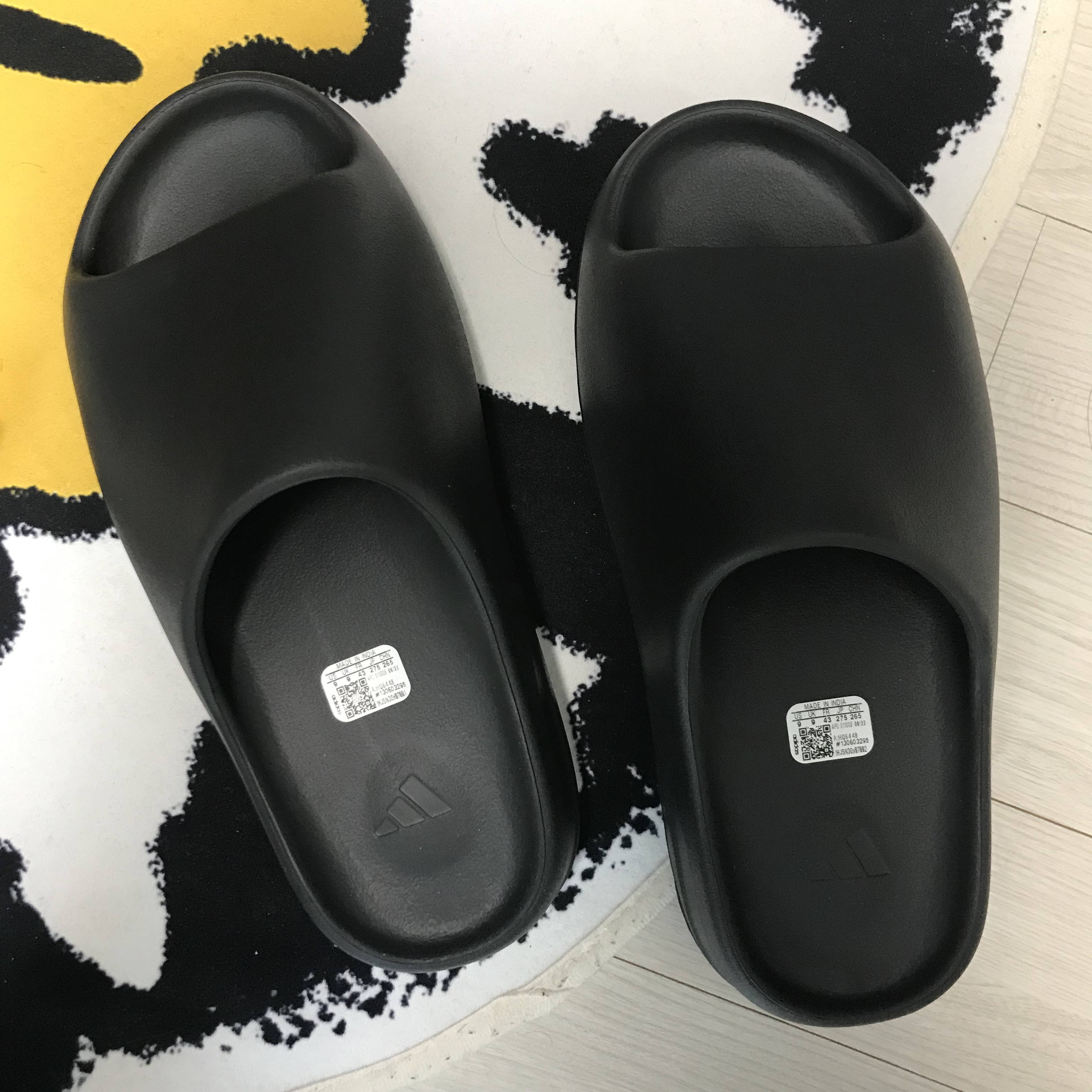Adidas Yeezy Slide Onyx 착용 스타일