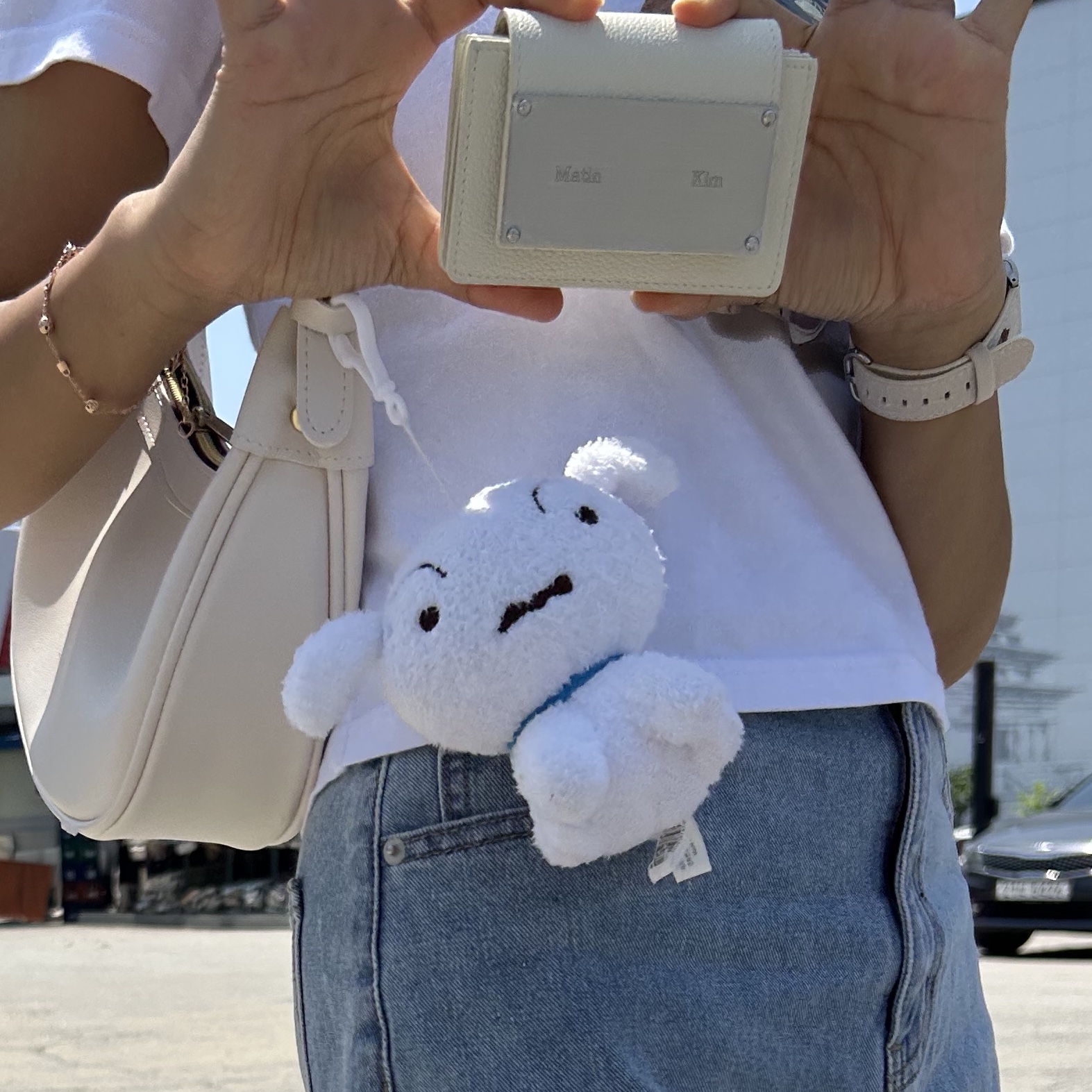 Matin Kim Accordion Wallet White 착용 스타일
