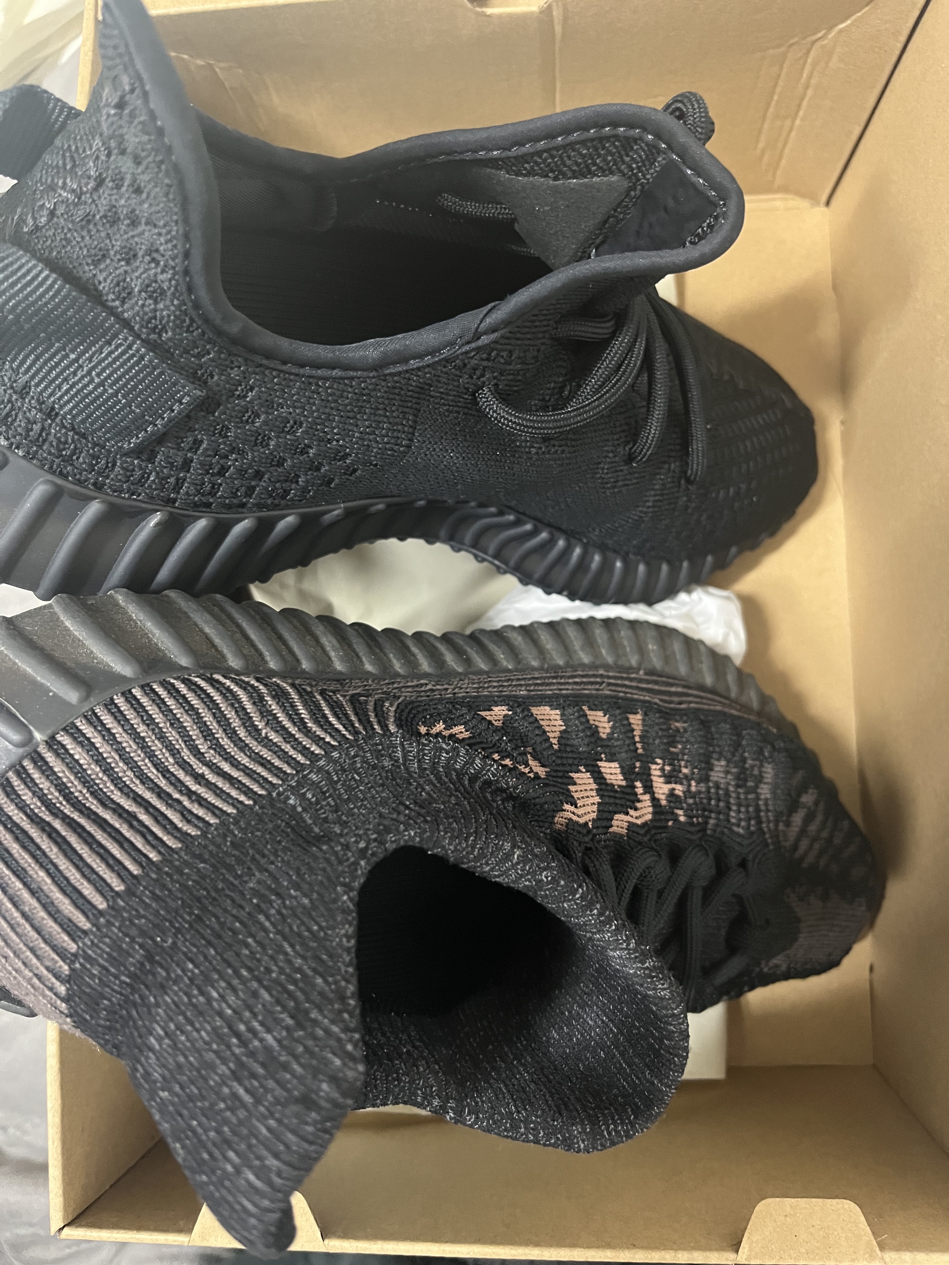Adidas Yeezy Boost 350 V2 Onyx, Adidas Yeezy 350 V2 CMPCT Slate Carbon 착용 스타일