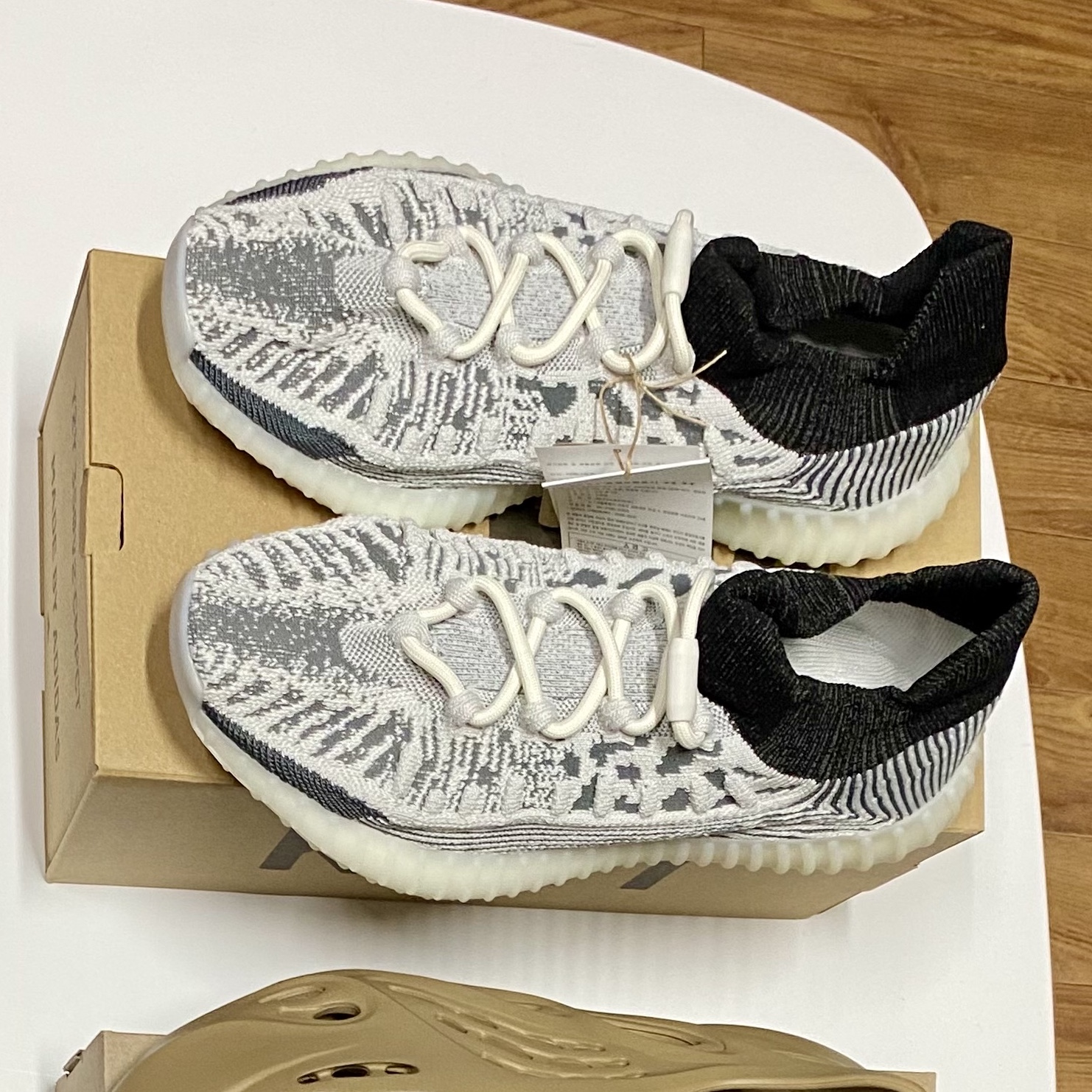 Adidas Yeezy 350 V2 CMPCT Slate White 착용 스타일