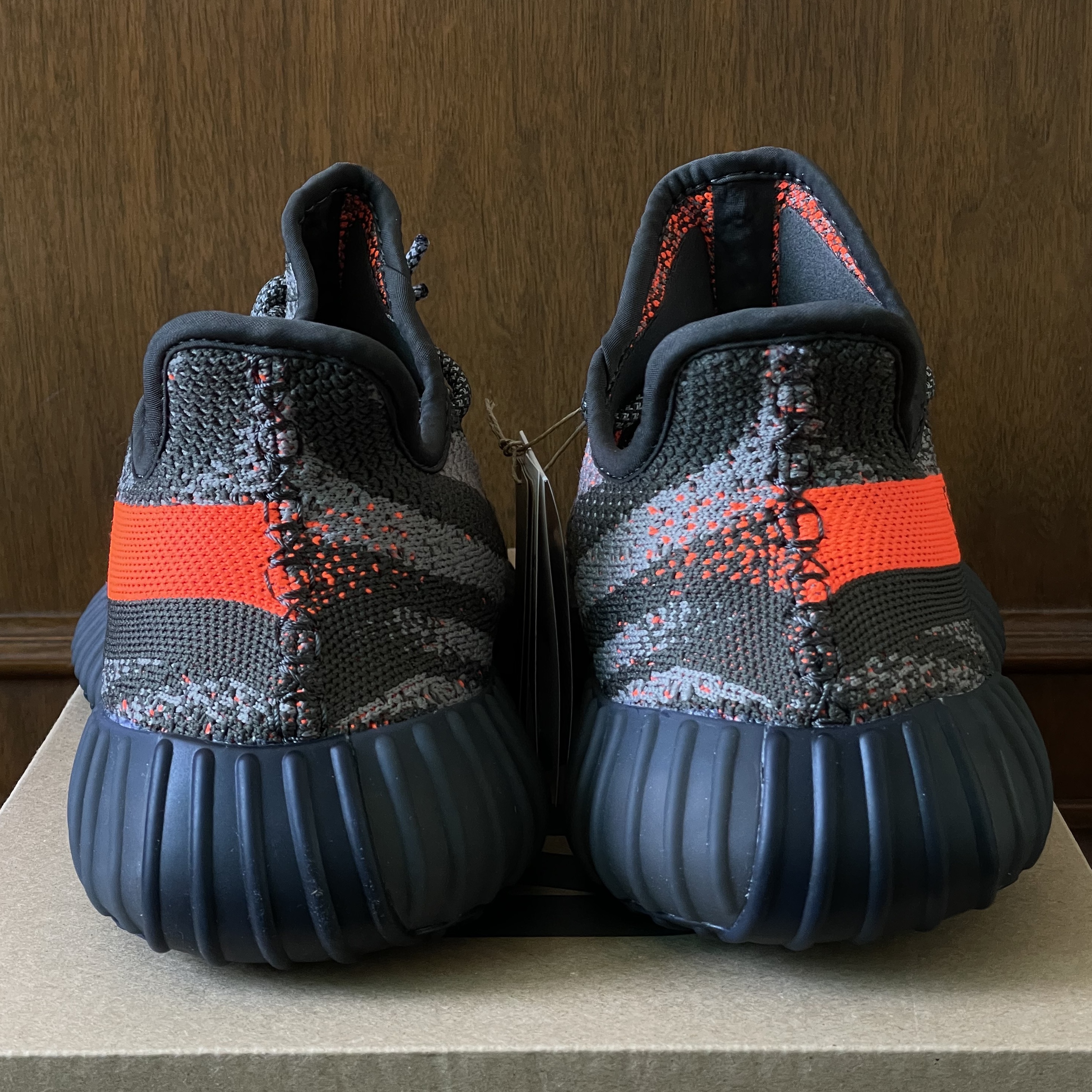 Adidas Yeezy Boost 350 V2 Carbon Beluga 착용 스타일 - 4