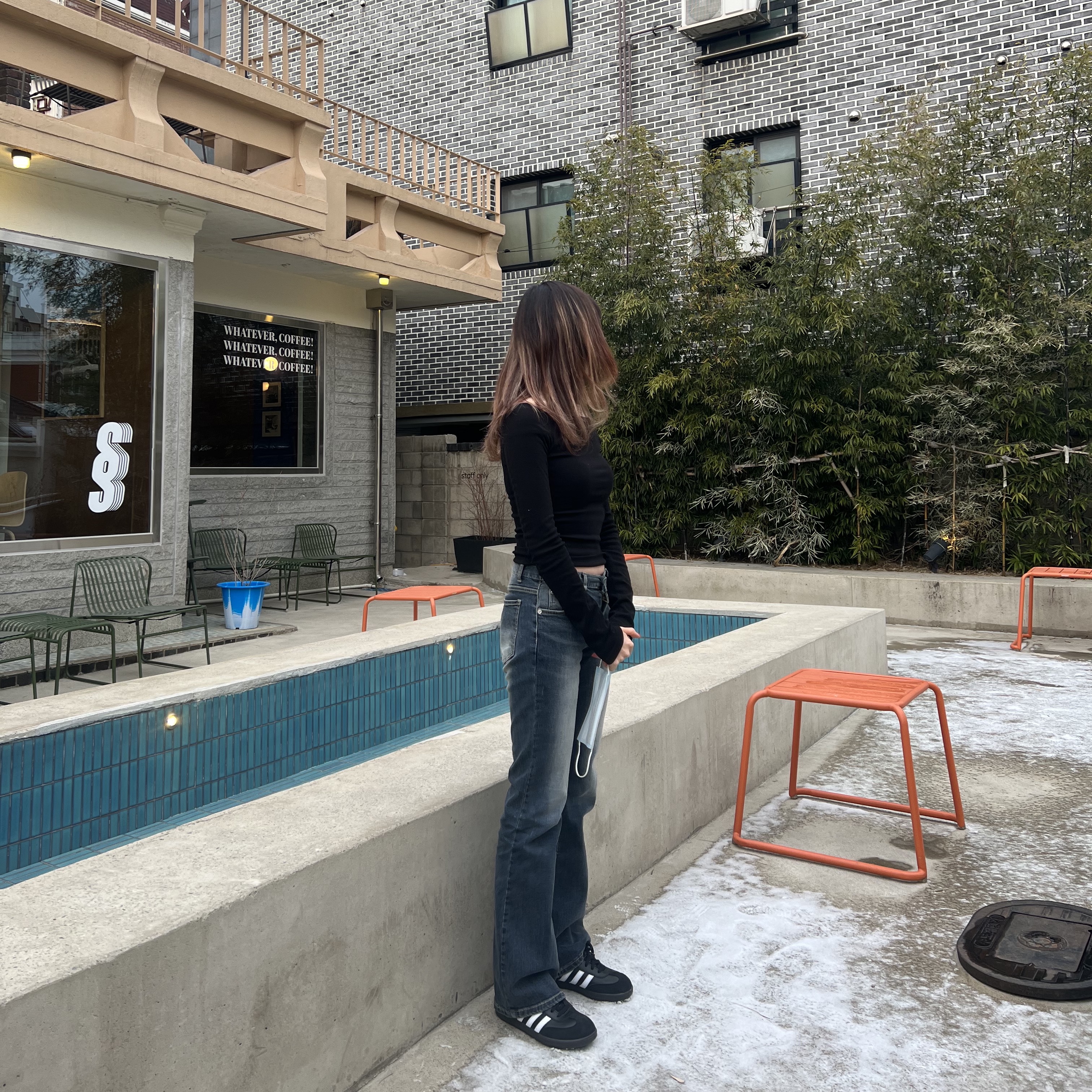 (J) 아디다스 삼바 클래식 코어 블랙, 프라다 리에디션 2005 사피아노 트리밍 리나일론 호보백 블랙 착용 스타일 - 1