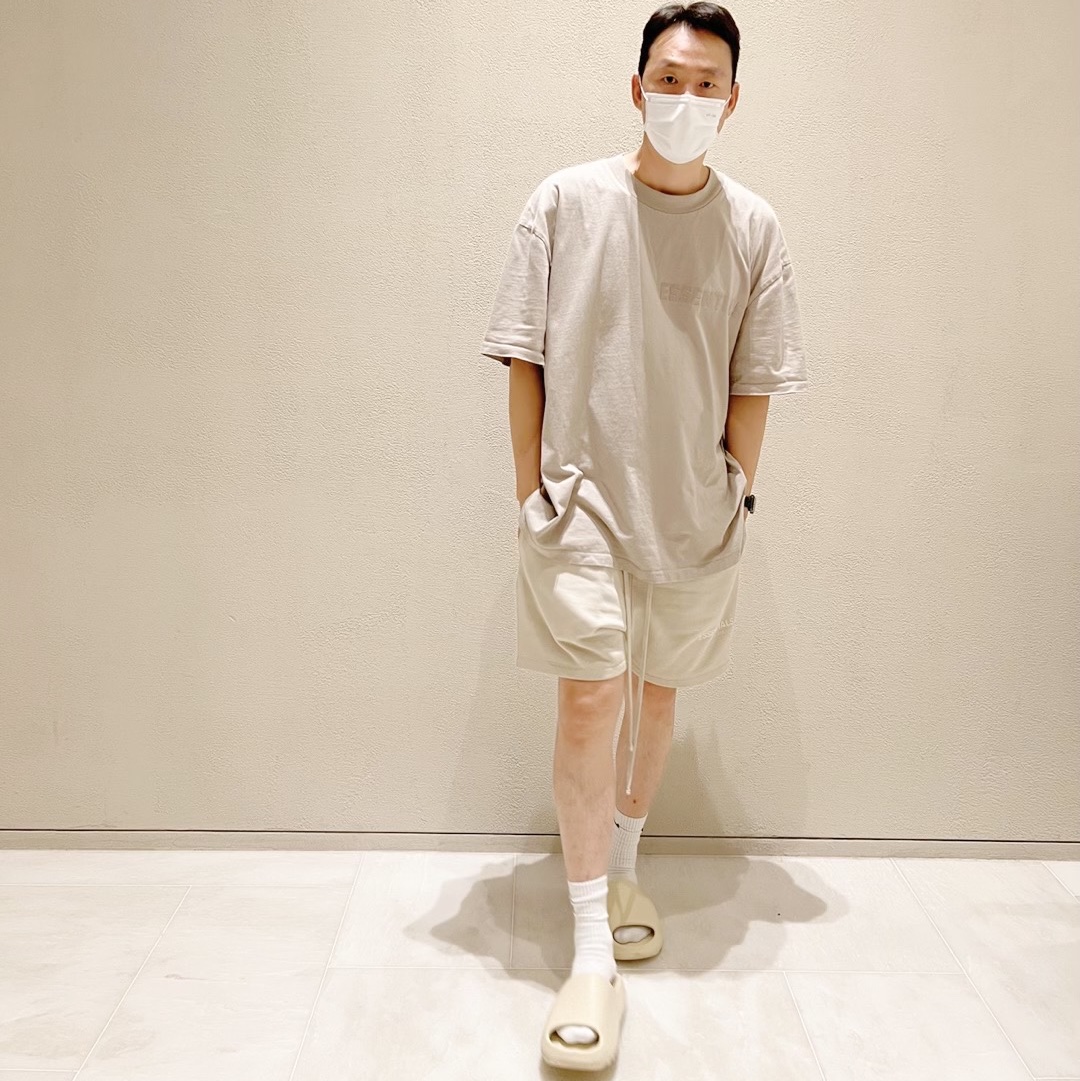 Adidas Yeezy Slide Bone 2022/2023, Essentials Shorts Wheat - 22SS 착용 스타일 - 2