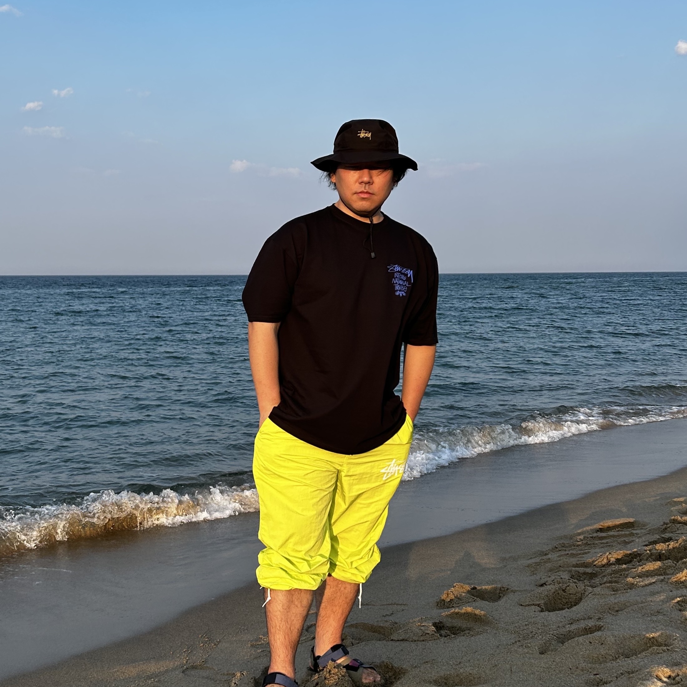 스투시 트라이브 스택 티셔츠 블랙, 스투시 고어텍스 스톰 쉘 솔리드 햇 착용 스타일 - 1