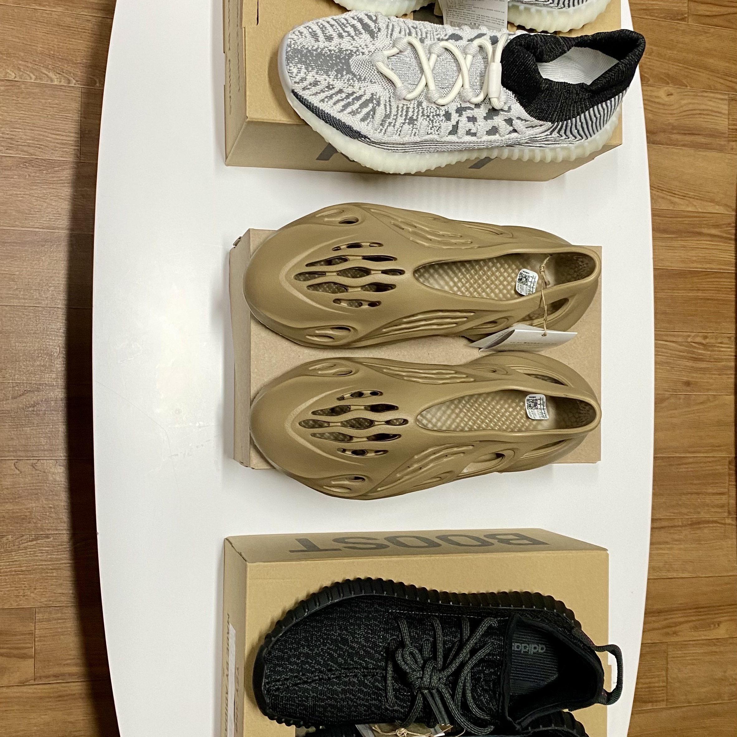 Adidas Yeezy Foam RNNR Clay Taupe 착용 스타일 - 2