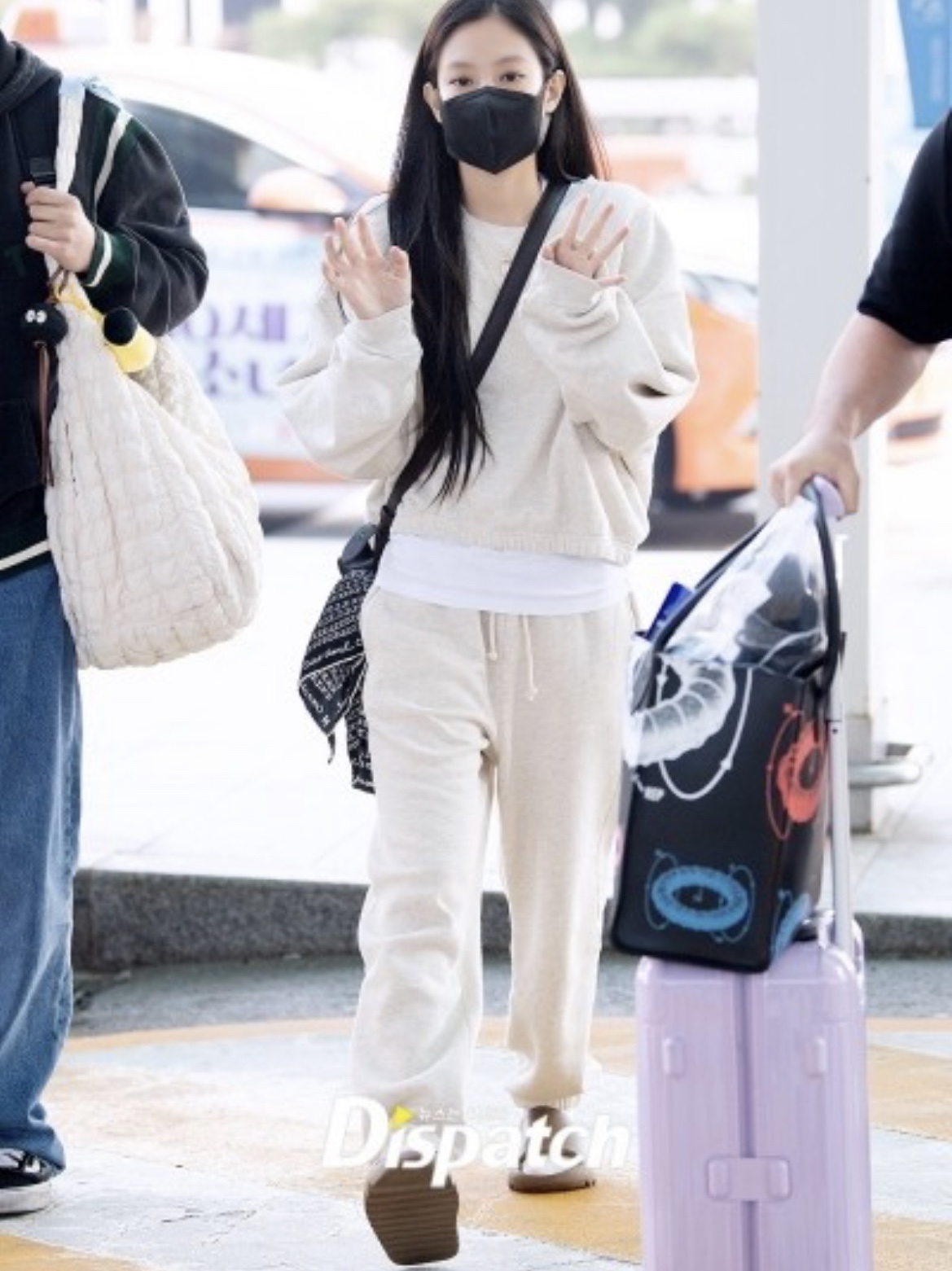 Adidas Yeezy Slide Ochre, COS Quilted Oversized Shoulder Bag Off White Light Beige 착용 스타일