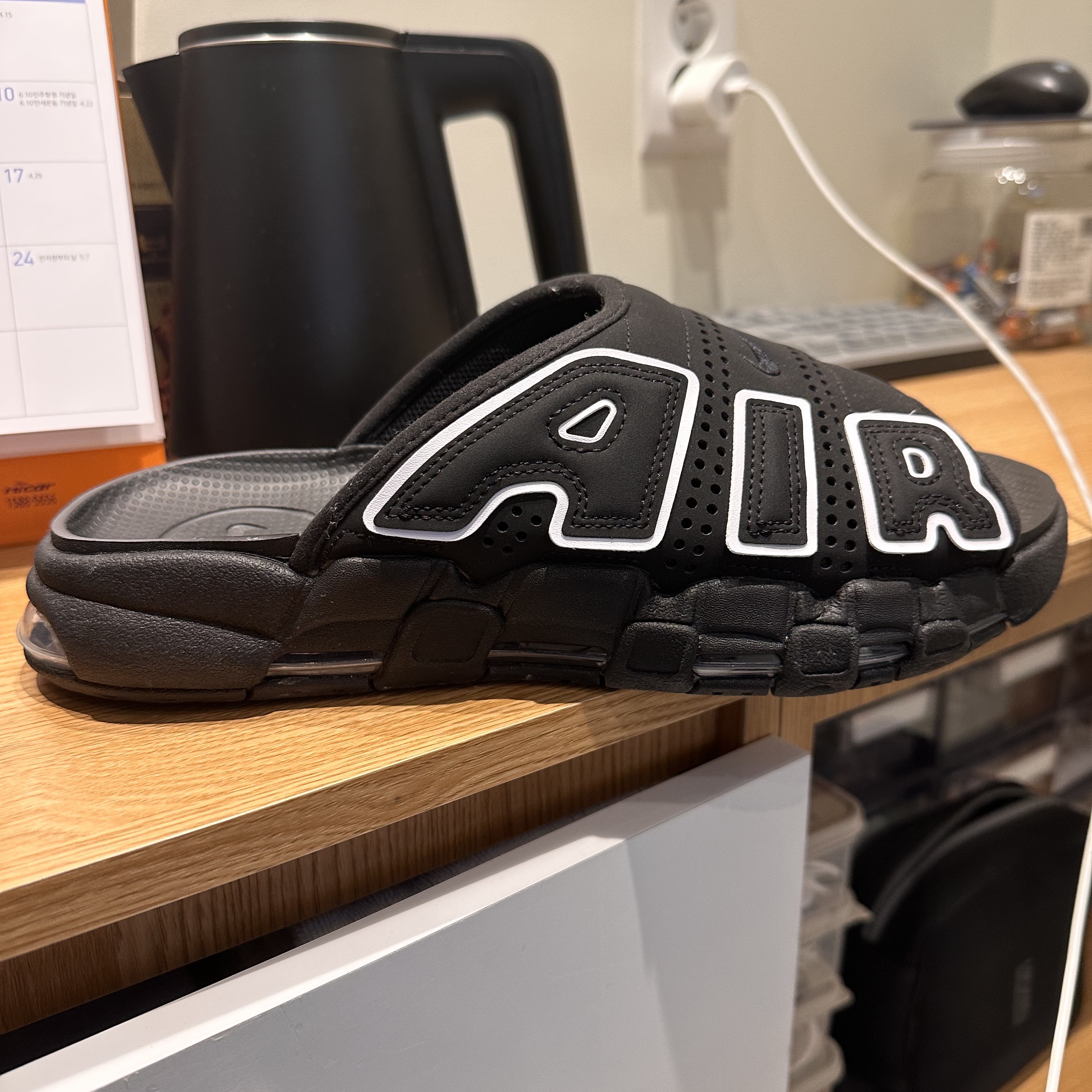 Nike Air More Uptempo Slide Black White 착용 스타일 - 2