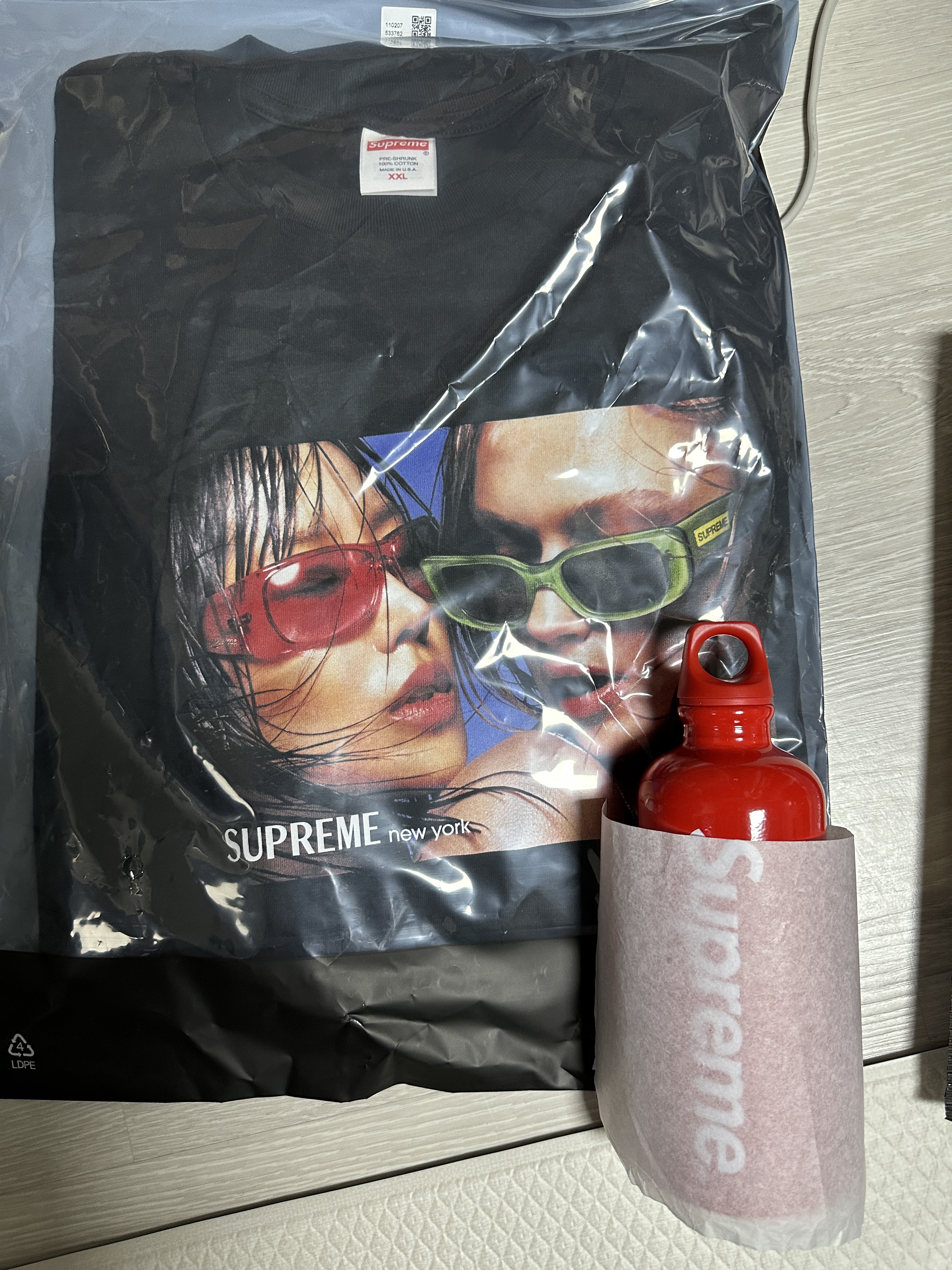 Supreme Eyewear T-Shirt Black - 23SS, Supreme x Sigg Traveller 0.6L Water Bottle Red - 23SS 착용 스타일