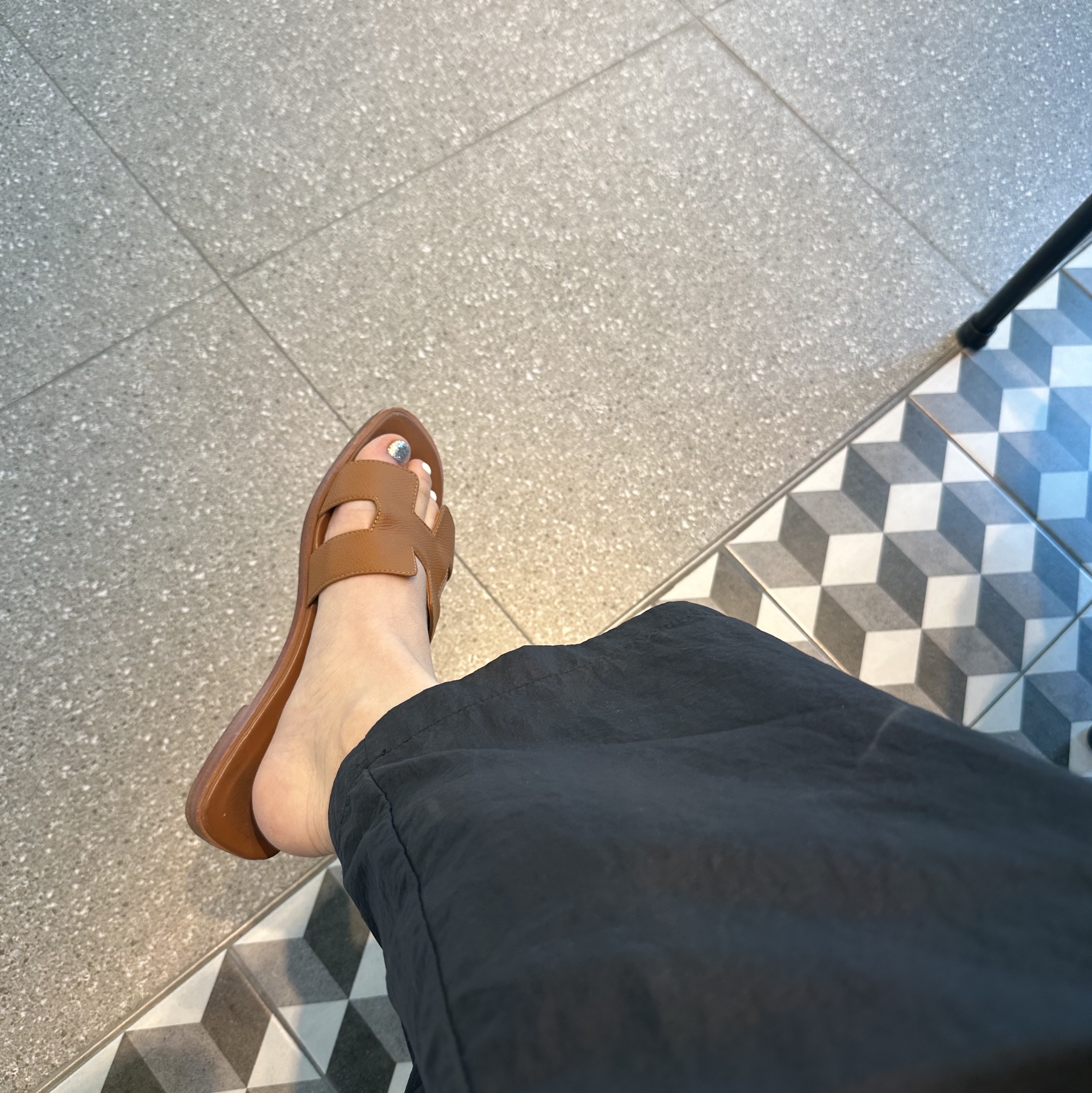 (W) Hermes Oran Sandal Calfskin & Gold Piqures Ecrues 착용 스타일