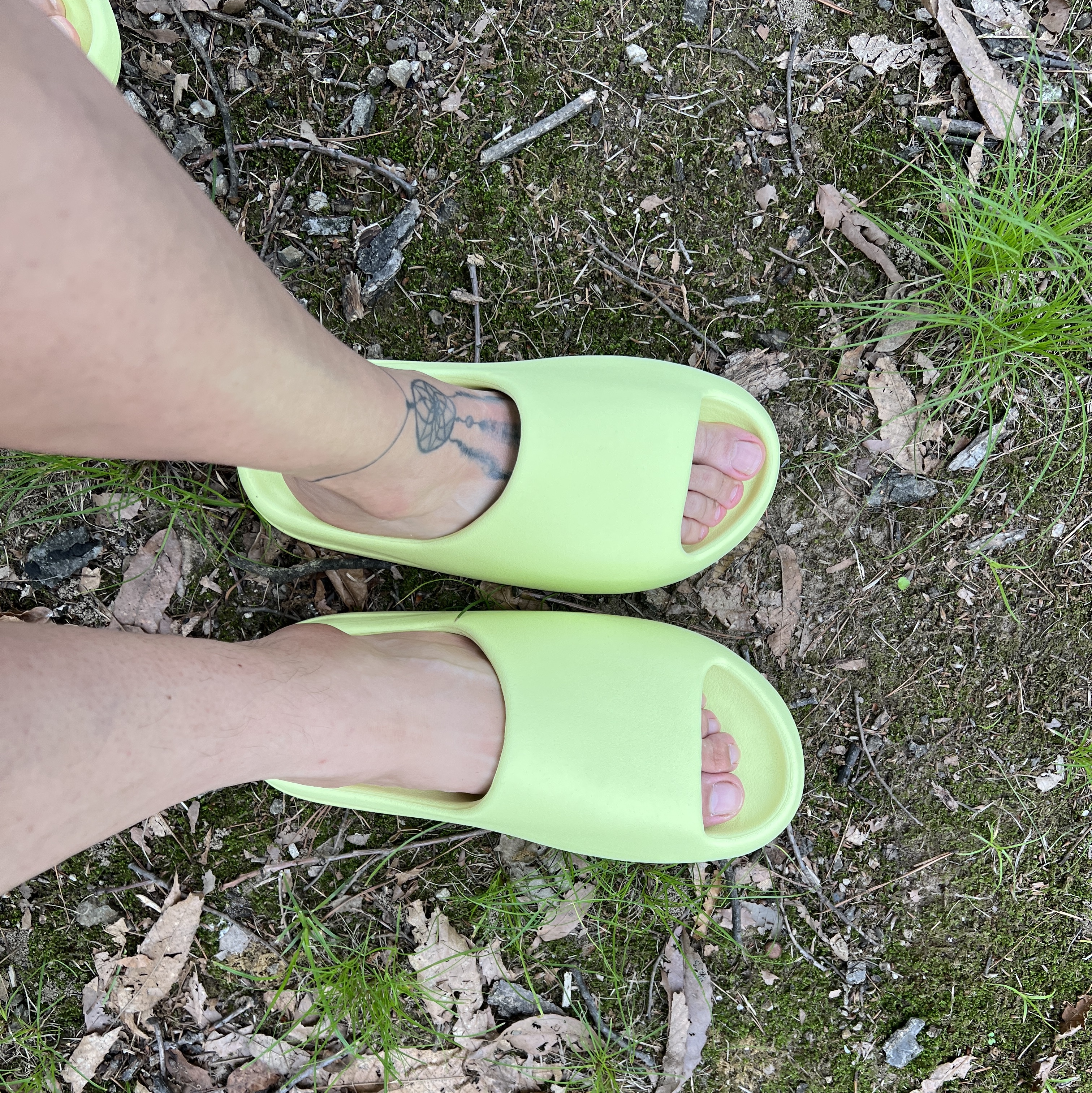 Adidas Yeezy Slide Glow Green 2022/2023 착용 스타일