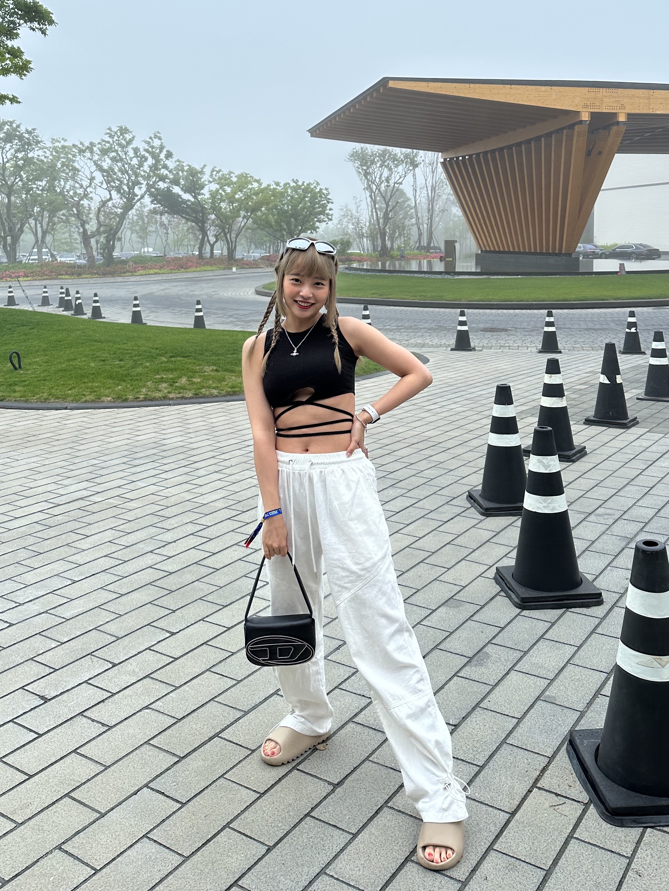 디젤 1DR 숄더백 인 나파 레더 블랙, 비비안 웨스트우드 메이페어 바스 릴리프 펜던트 실버 착용 스타일 - 5
