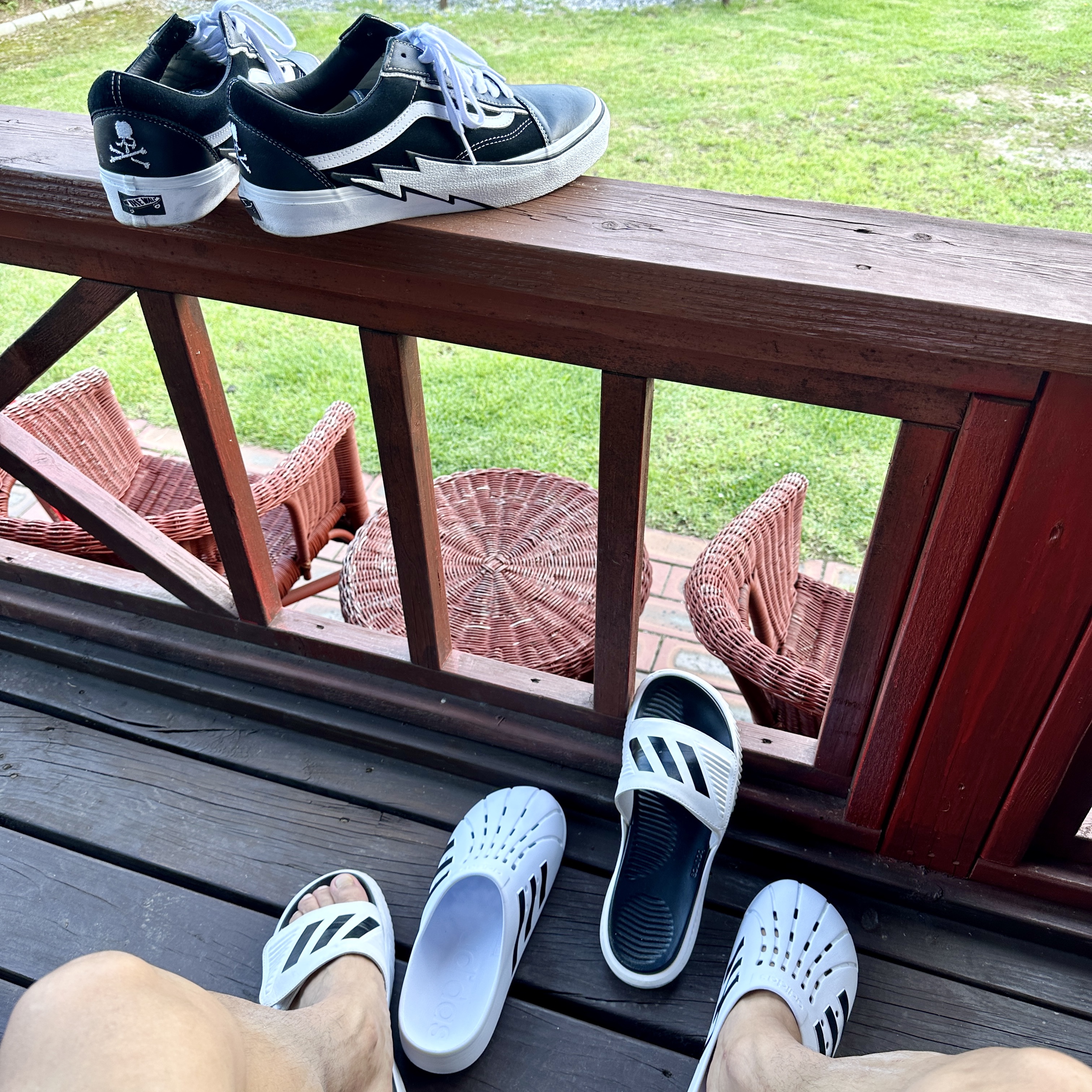Vans Vault x Mastermind World Old Skool Bolt Black, Adidas Adilette Clog White Black 착용 스타일 - 3