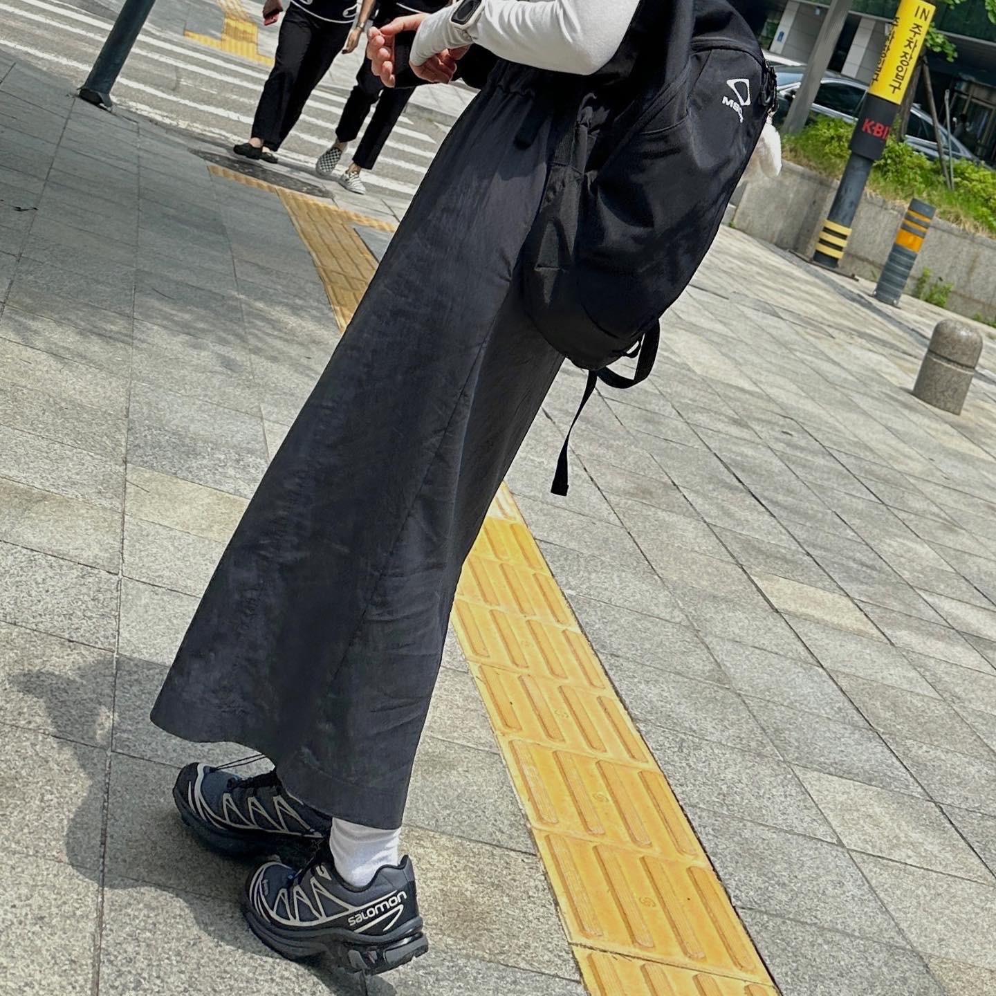 Mischief Rhombus Backpack Black, Salomon XT-6 Gore-Tex Black Ebony 착용 스타일 - 2