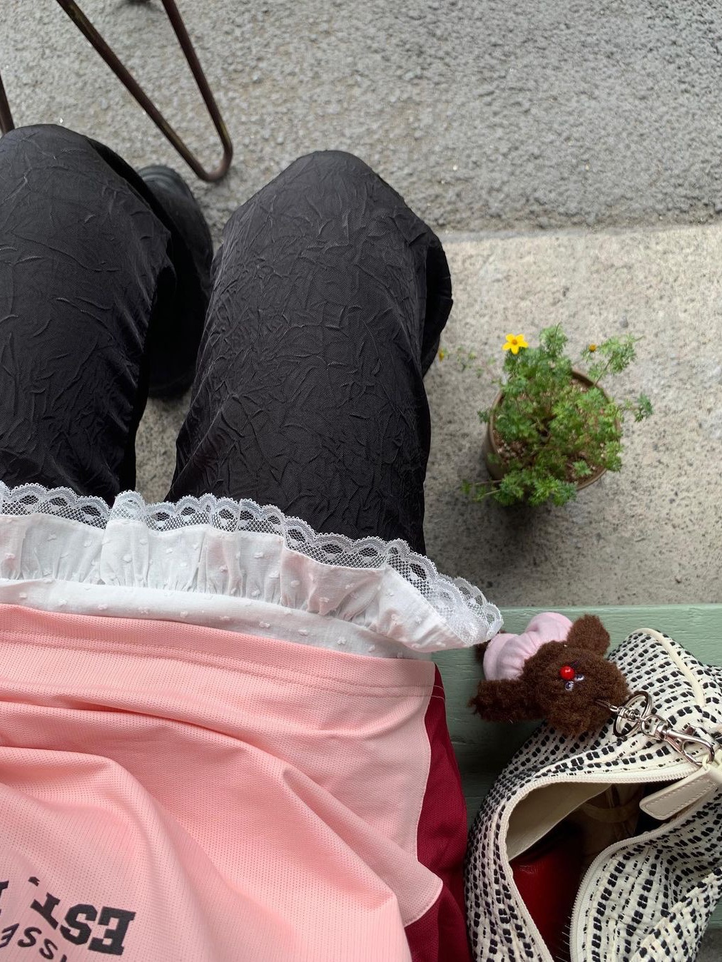 Monamhee Bred Keyring with Pink Pants Brown 착용 스타일