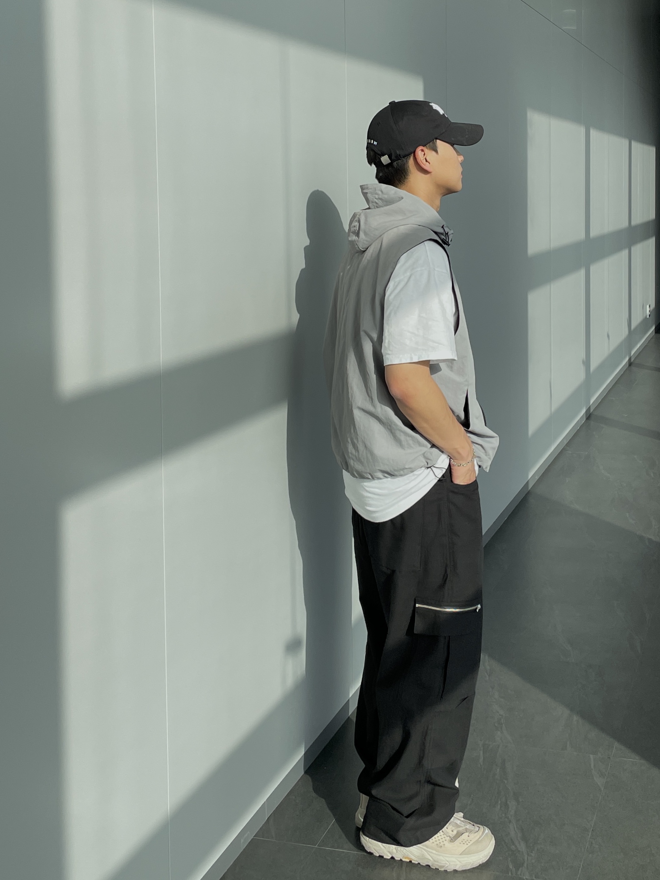 Darkr8m Studio Mesh Trucker Cap Black, Hoka Tor Ultra Low Simply Taupe 착용 스타일