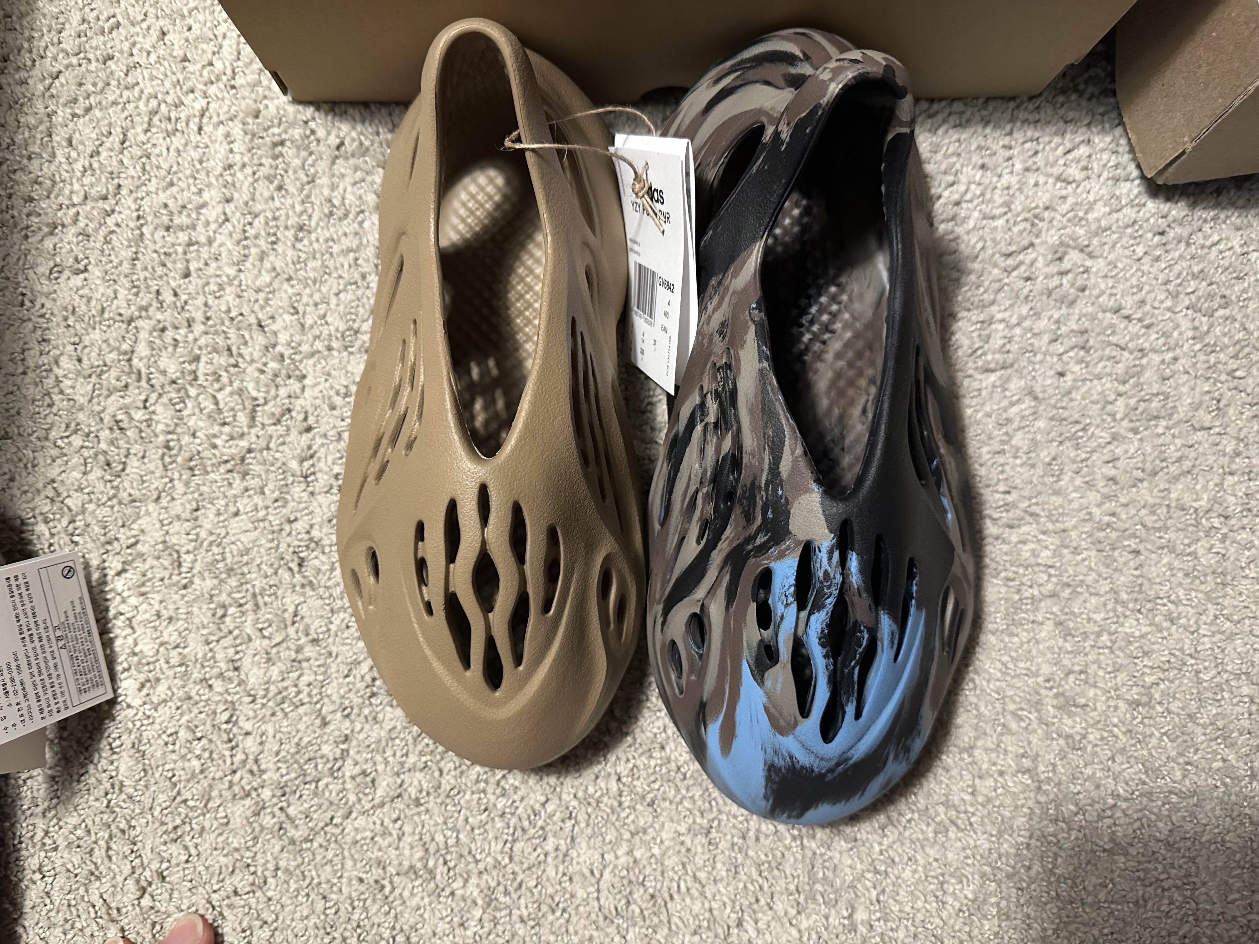 Adidas Yeezy Foam RNNR MX Cinder, Adidas Yeezy Foam RNNR Clay Taupe 착용 스타일 - 3