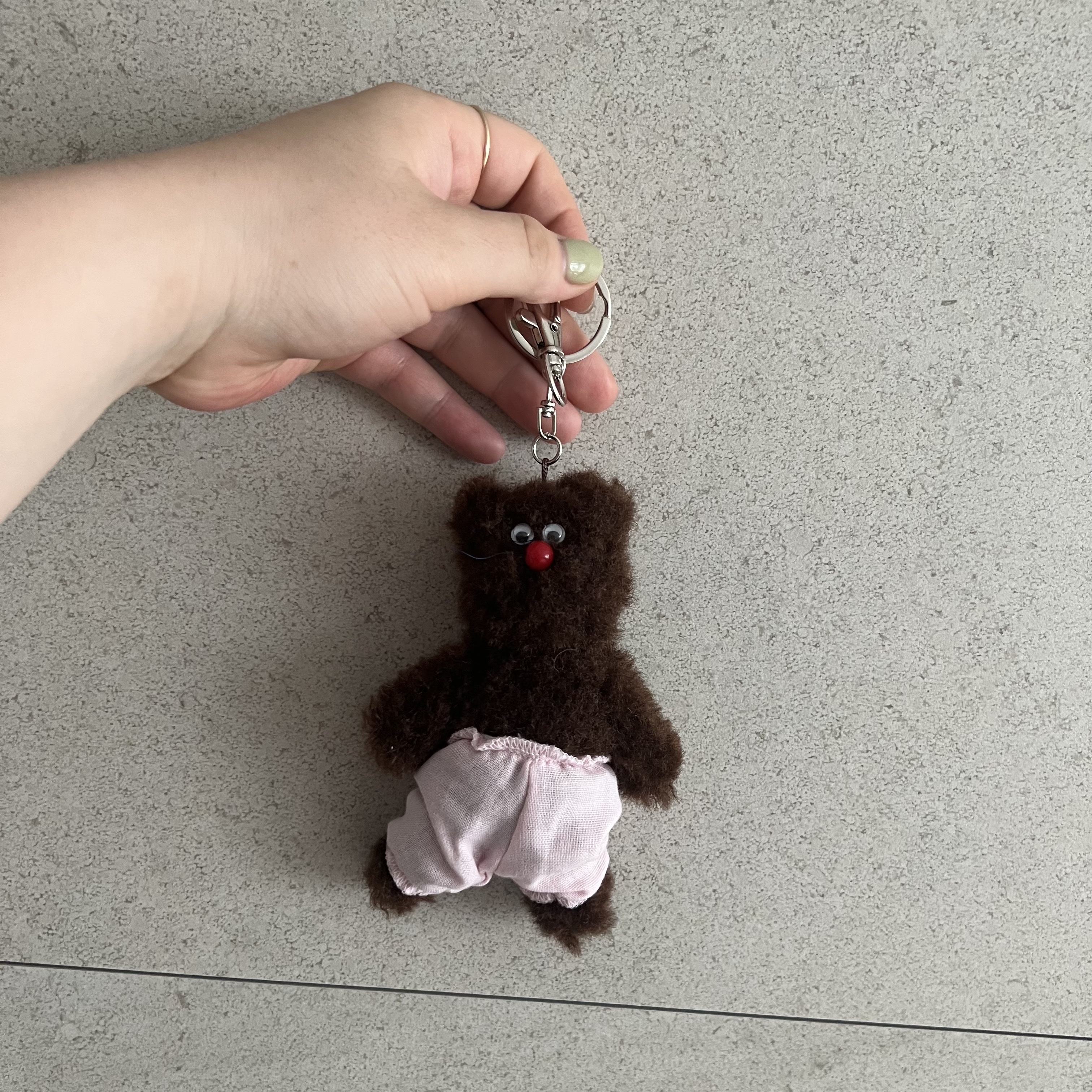Monamhee Bred Keyring with Pink Pants Brown 착용 스타일