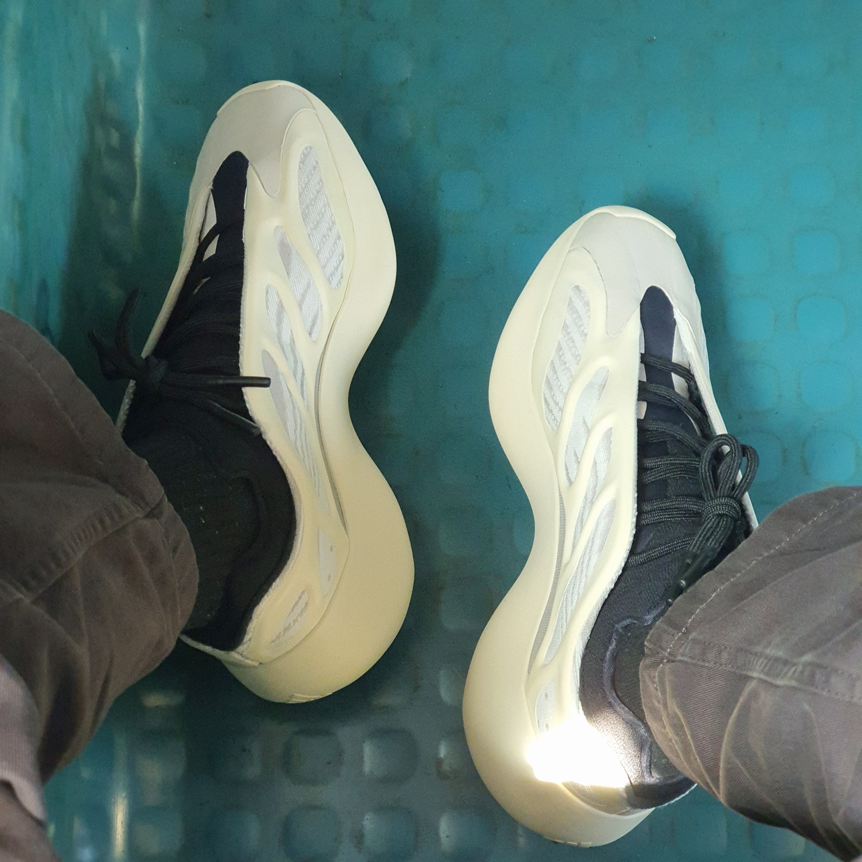 Adidas Yeezy 700 V3 Azael 2022/2023 착용 스타일