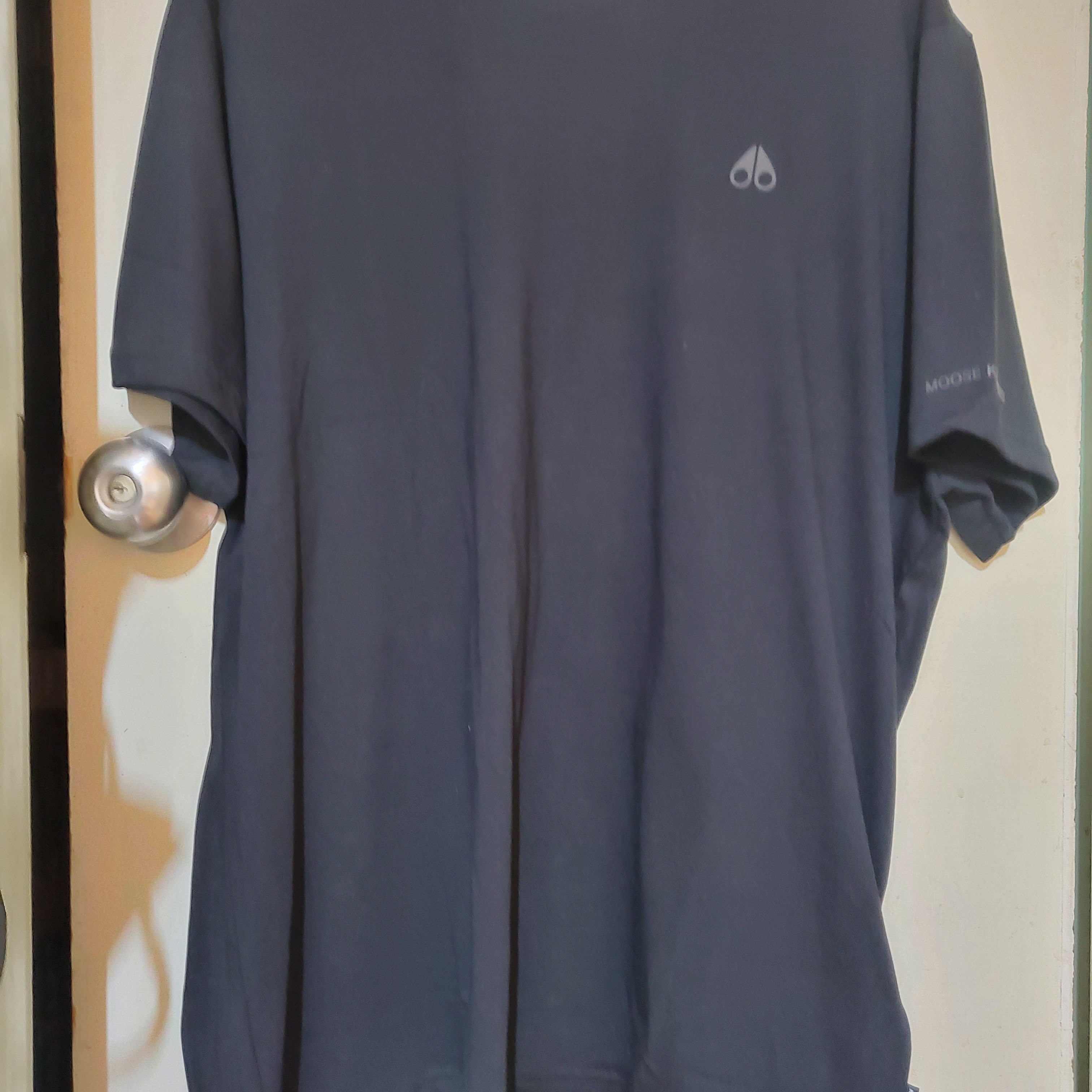 Moose Knuckles Satellite T-Shirt Black 착용 스타일 - 2