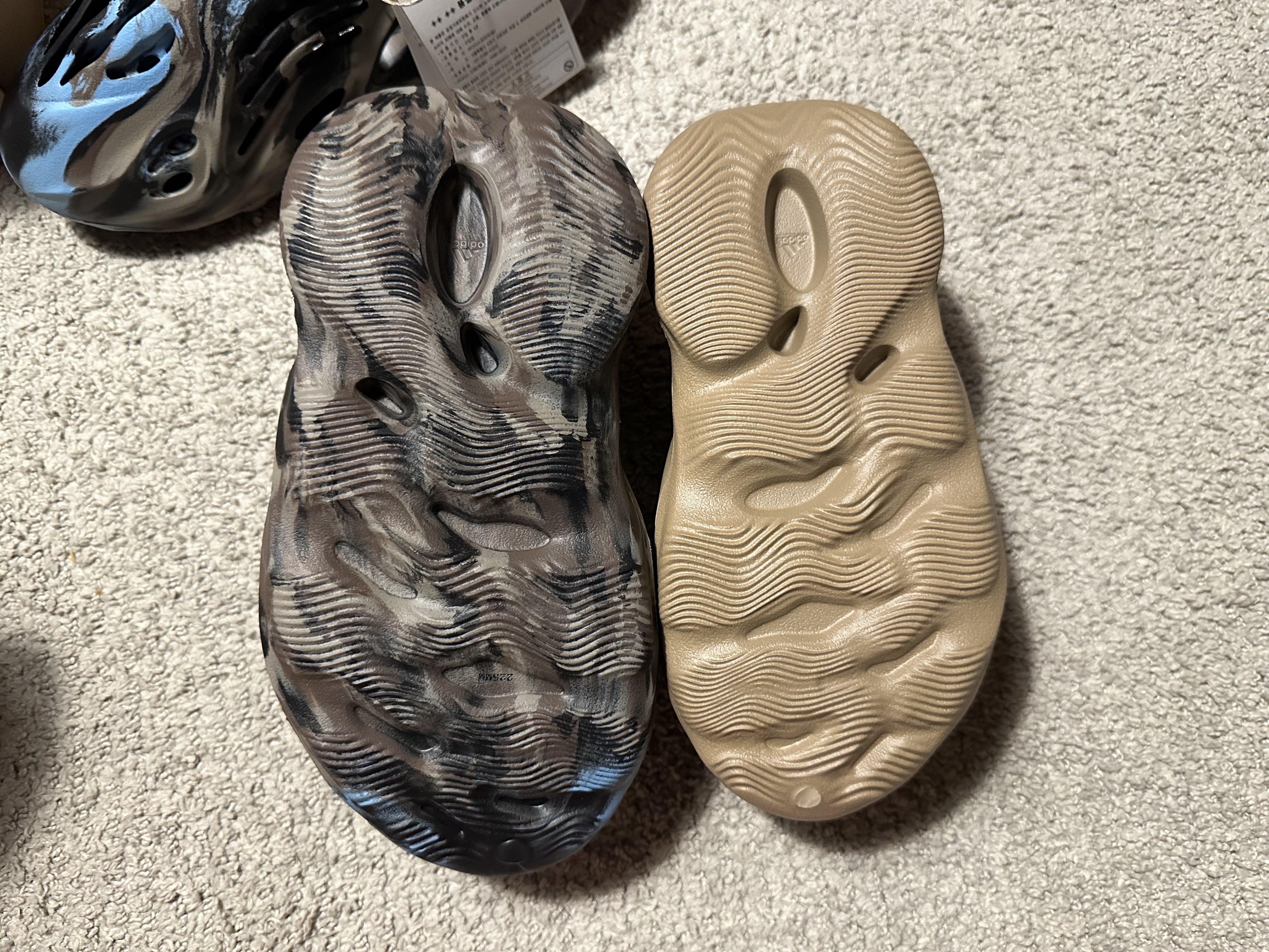 Adidas Yeezy Foam RNNR MX Cinder, Adidas Yeezy Foam RNNR Clay Taupe 착용 스타일 - 4