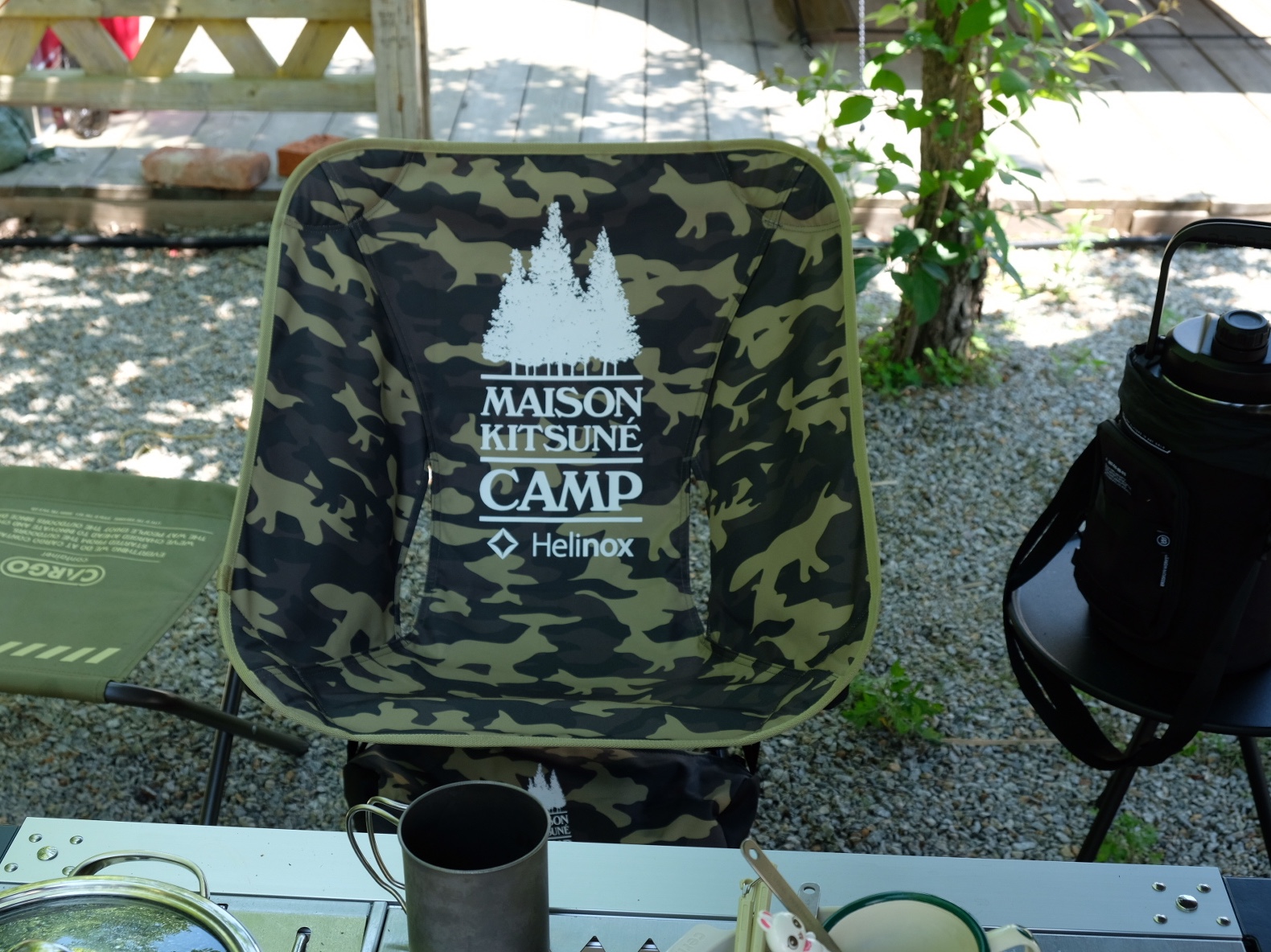 Snow Peak Alpha Breeze Ivory, Helinox x Maison Kitsune Chair L MK Camo 착용 스타일 - 3