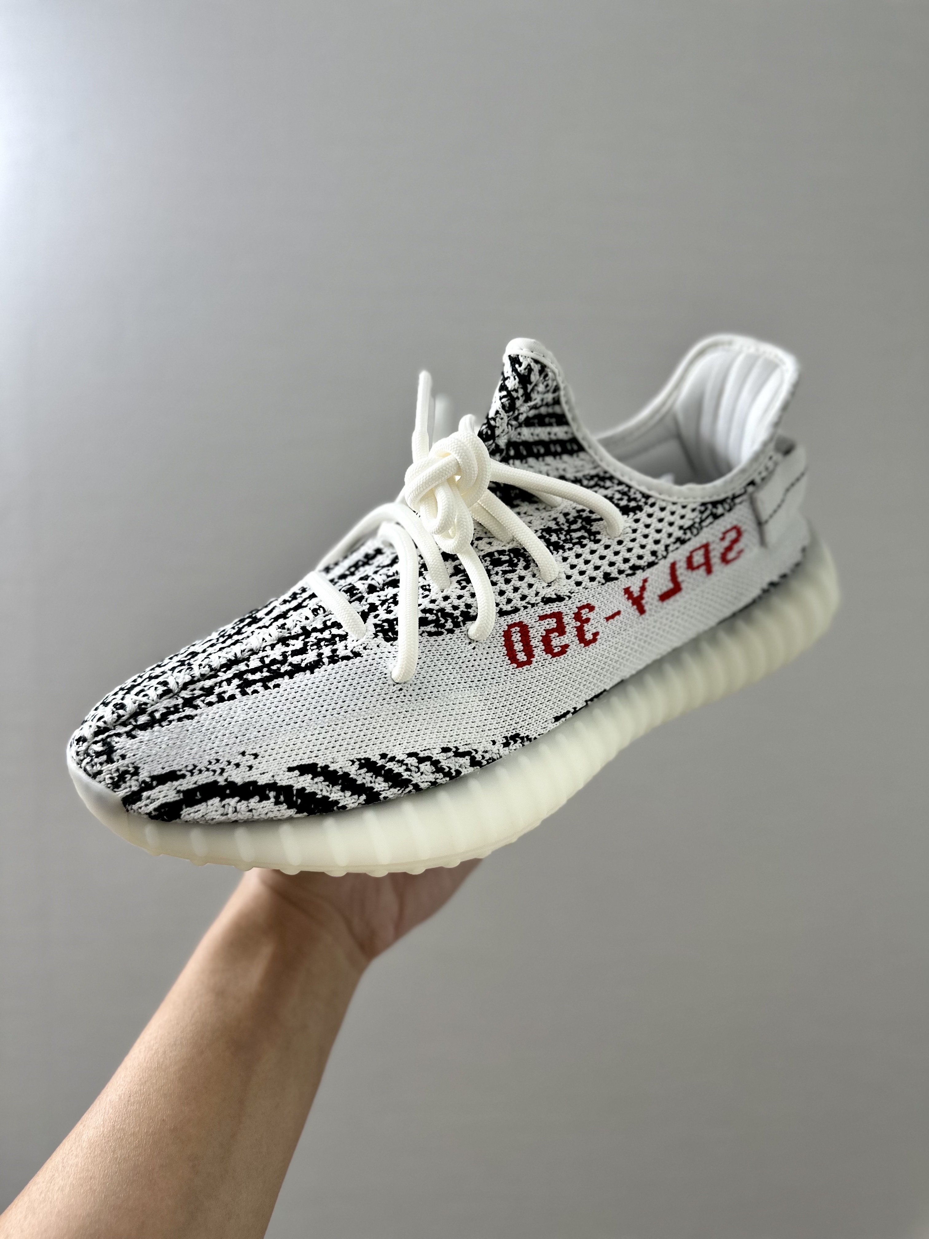 Adidas Yeezy Boost 350 V2 Zebra 2022/2023 착용 스타일