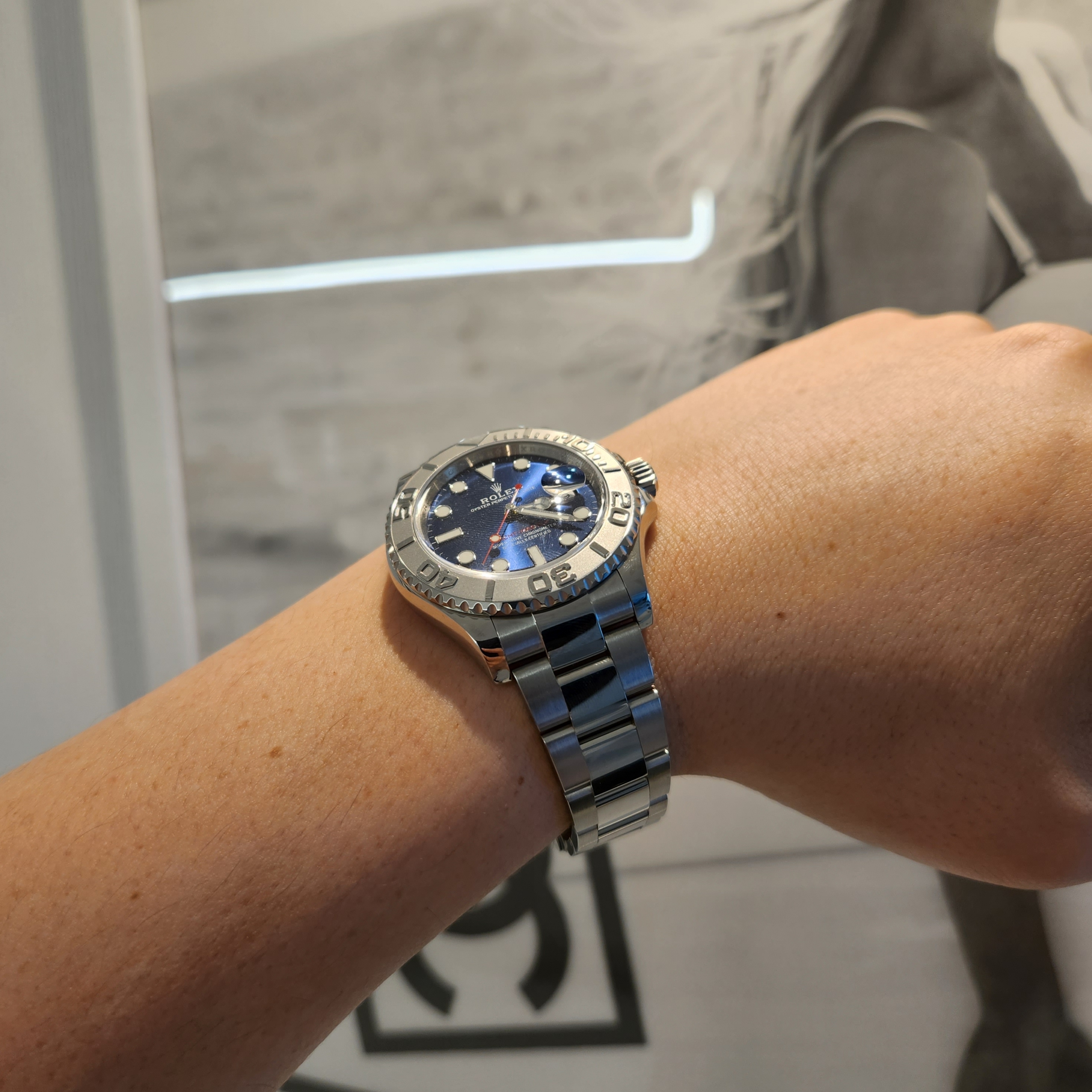 Rolex Yacht-Master 40mm 126622 Bright Blue Oyster 착용 스타일