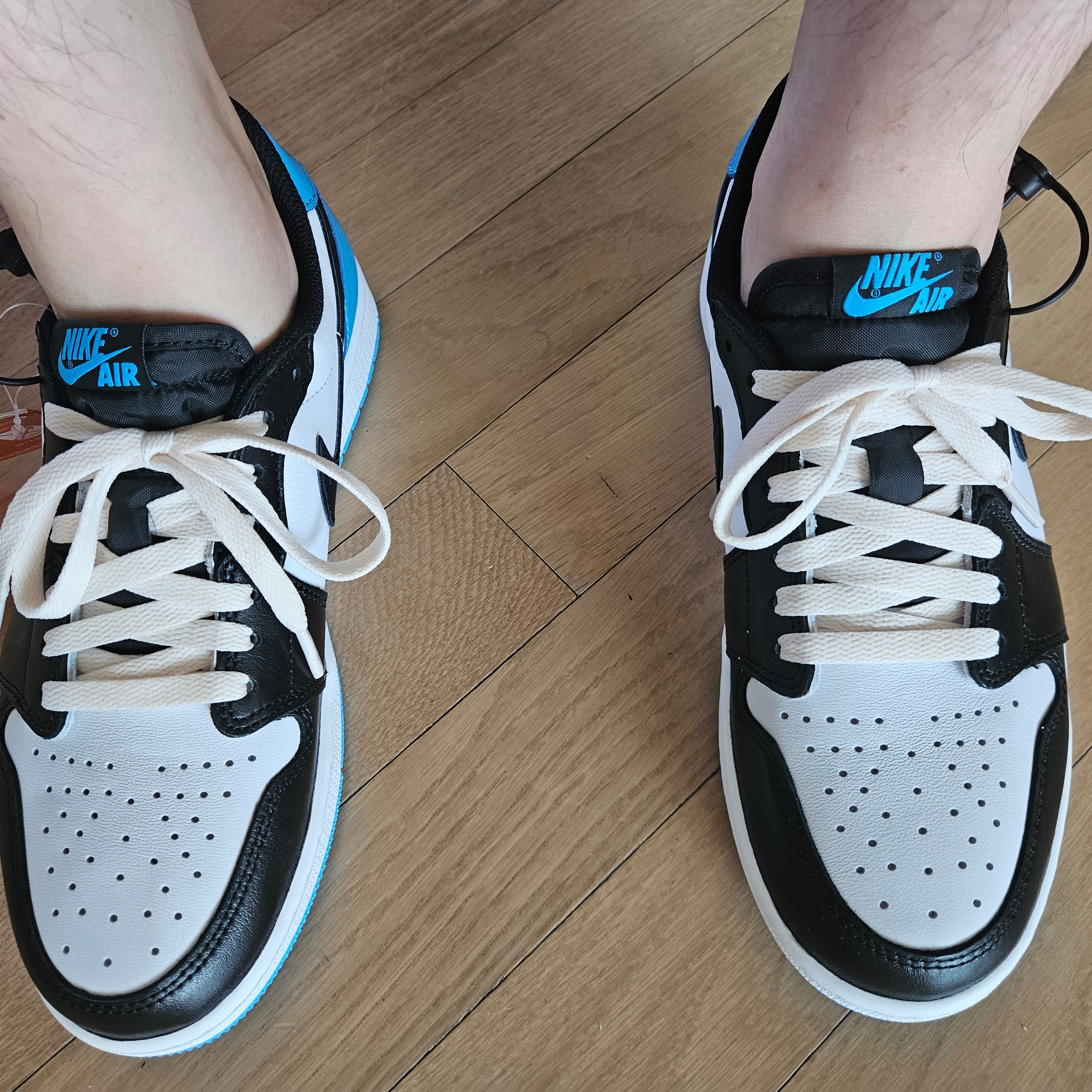 Jordan 1 Retro Low OG Black and Dark Powder Blue 착용 스타일 - 1