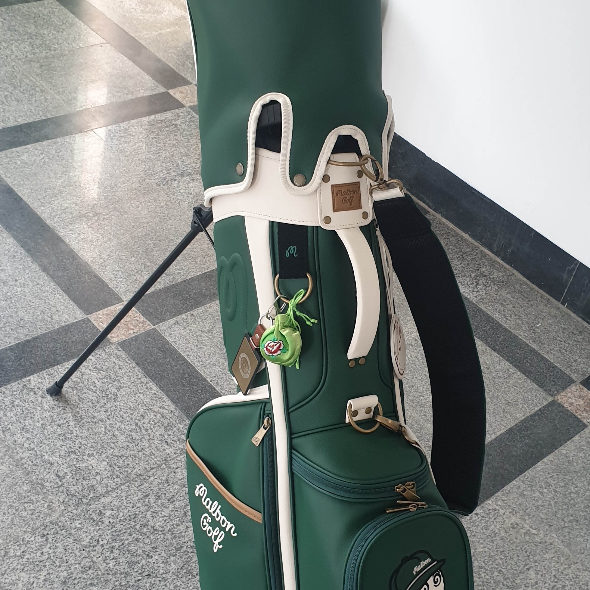 Malbon Golf M Bucket Classic Stand Bag Green, Malbon Golf M Bucket Classic Pouch Green 착용 스타일 - 2