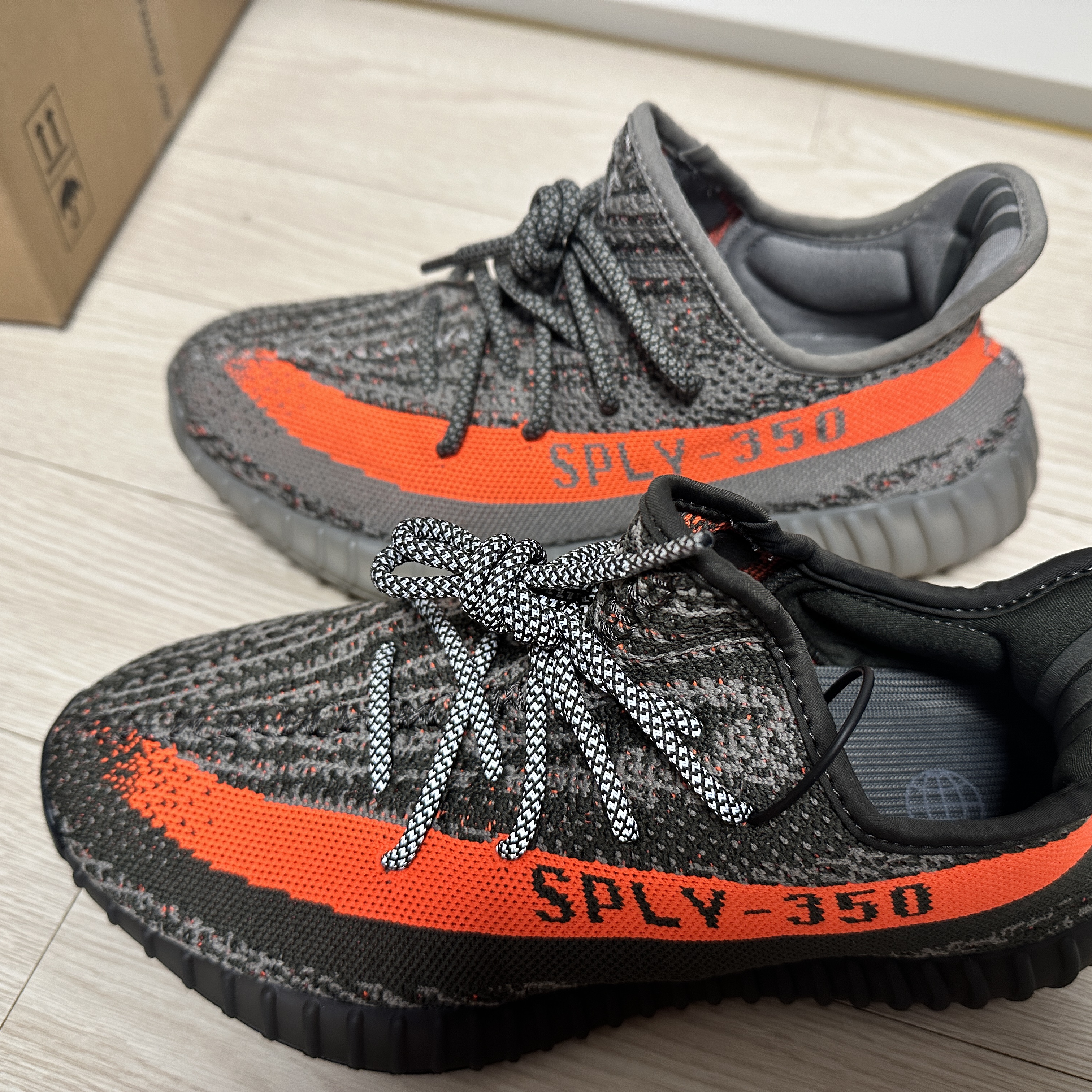 아디다스 이지 부스트 350 V2 카본 벨루가, 아디다스 이지 부스트 350 V2 벨루가 - 리플렉티브 착용 스타일 - 3