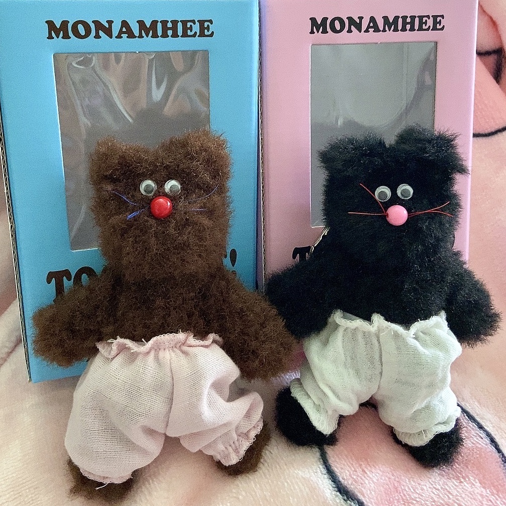 Monamhee Beulpingi Keyring with White Pants Black, Monamhee Bred Keyring with Pink Pants Brown 착용 스타일