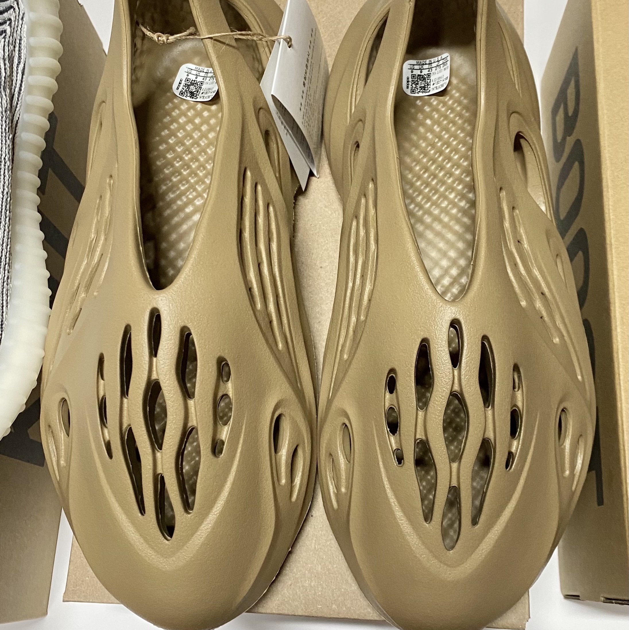 Adidas Yeezy Foam RNNR Clay Taupe 착용 스타일 - 1