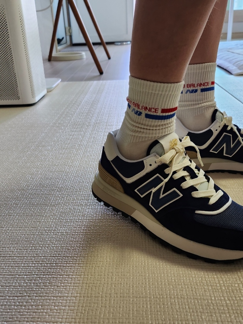 New Balance 574 Legacy Navy 착용 스타일 - 2