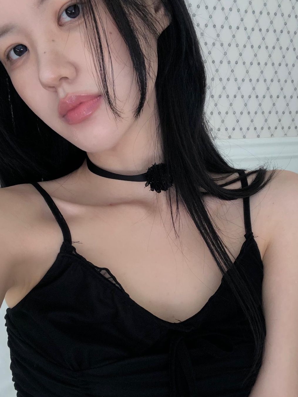입생로랑 루쥬 볼륍떼 캔디 글레이즈 컬러밤 13 플래싱 로제 착용 스타일