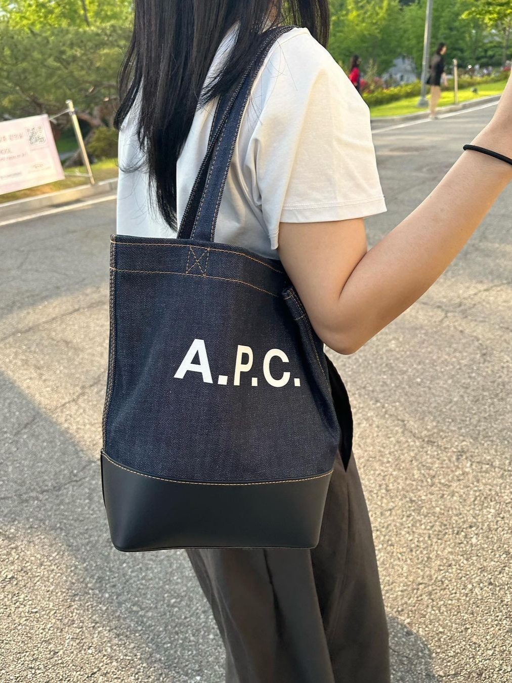A.P.C. Axelle Small Tote Bag Denim Dark Navy, A.P.C. Axelle Small Tote Bag Denim Caramel 착용 스타일