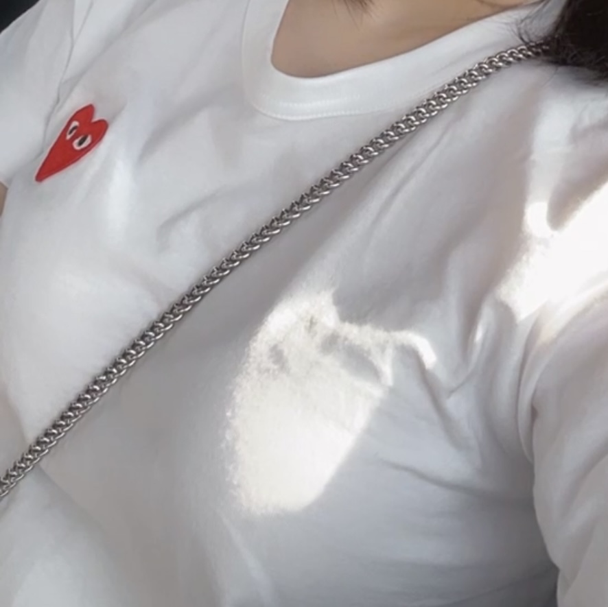 (W) 플레이 꼼데가르송 레드 하트 티셔츠 화이트 착용 스타일