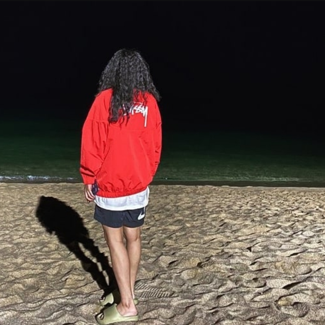 Nike x Stussy Windrunner Jacket Habanero Red, Nike x Stussy Water Shorts Off Noir 착용 스타일