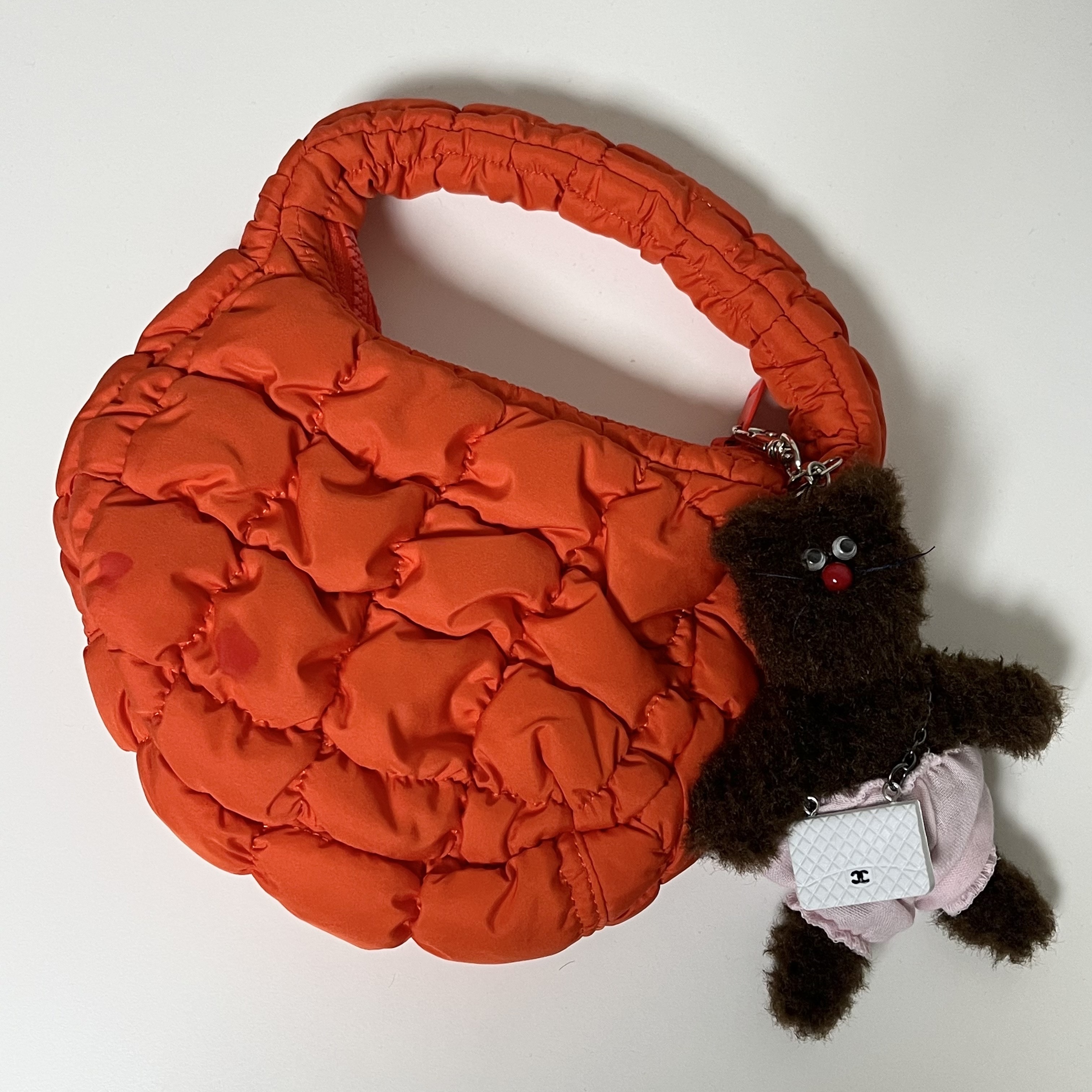 COS Quilted Micro Bag Orange, [KREAM 단독] Monamhee Bred Keyring with Pink Pants Brown 착용 스타일