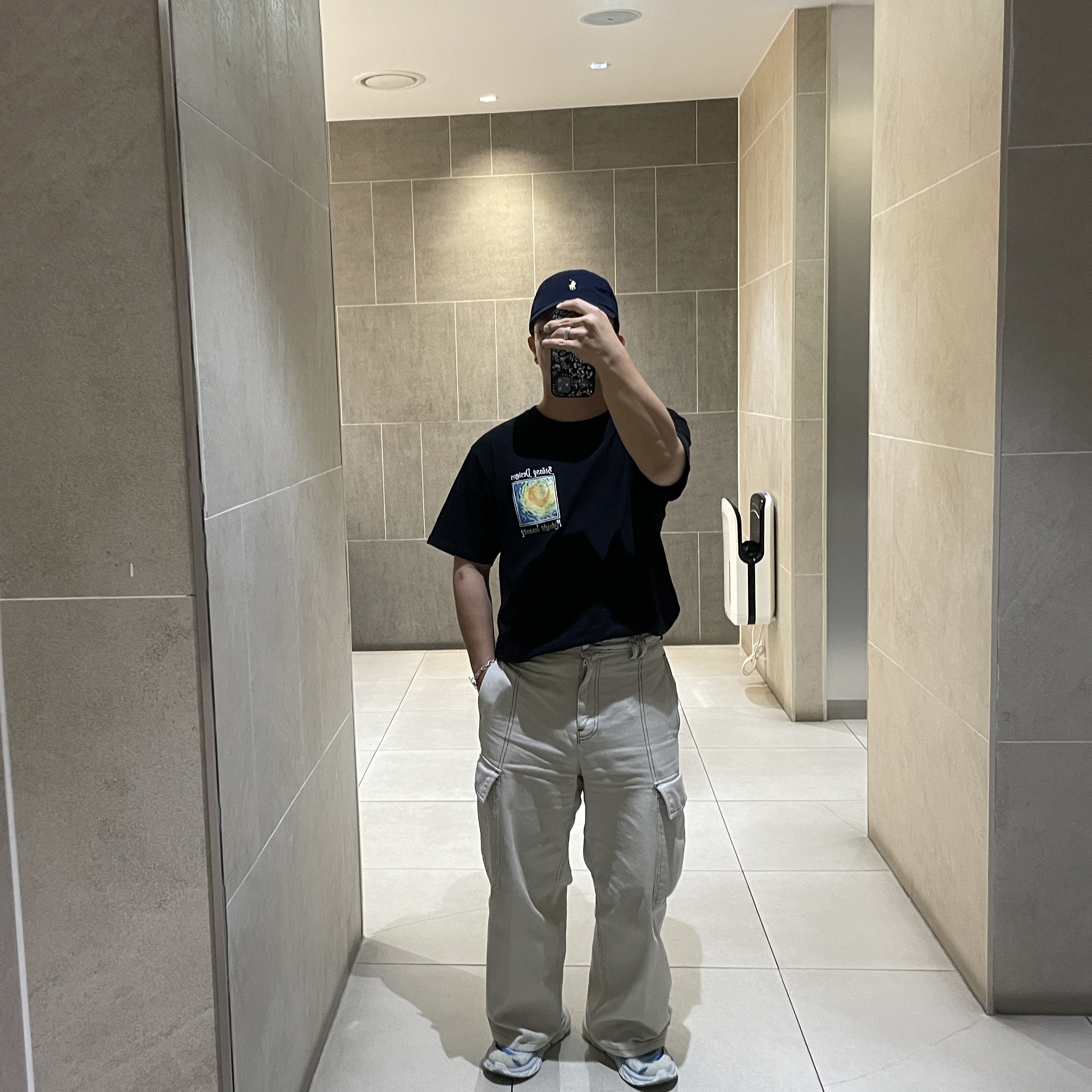 Hoka Clifton Edge Dazzling Blue, Stussy Midnight Insanity T-Shirt Black 착용 스타일
