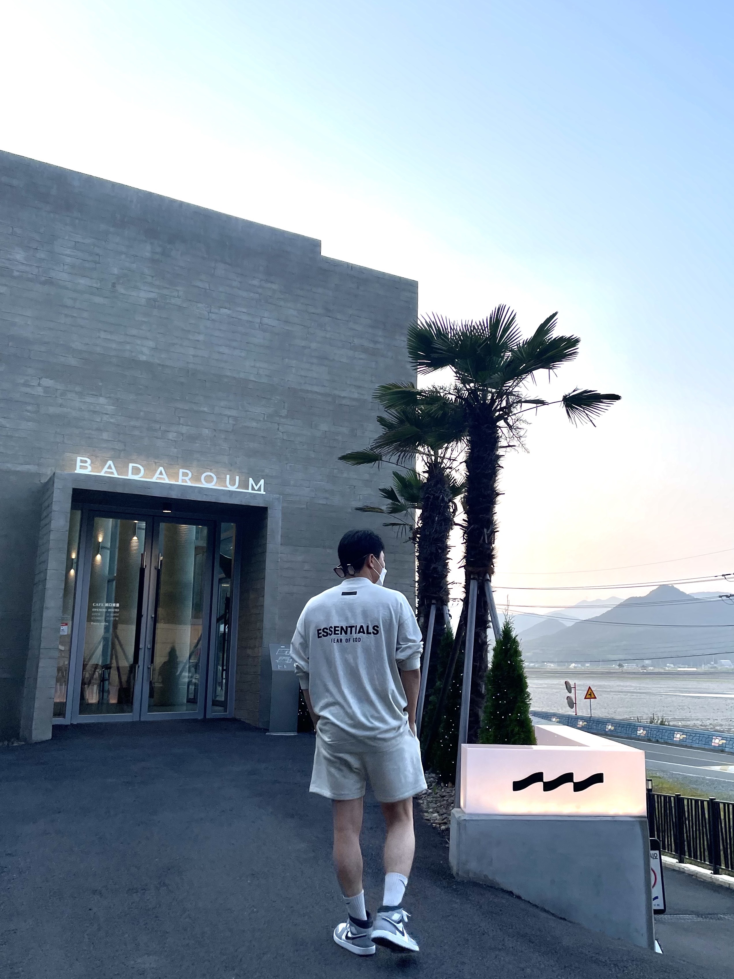 Essentials The Core Collection Long Sleeve T-Shirt Light Oatmeal, Essentials The Core Collection Sweatshorts Light Oatmeal 착용 스타일