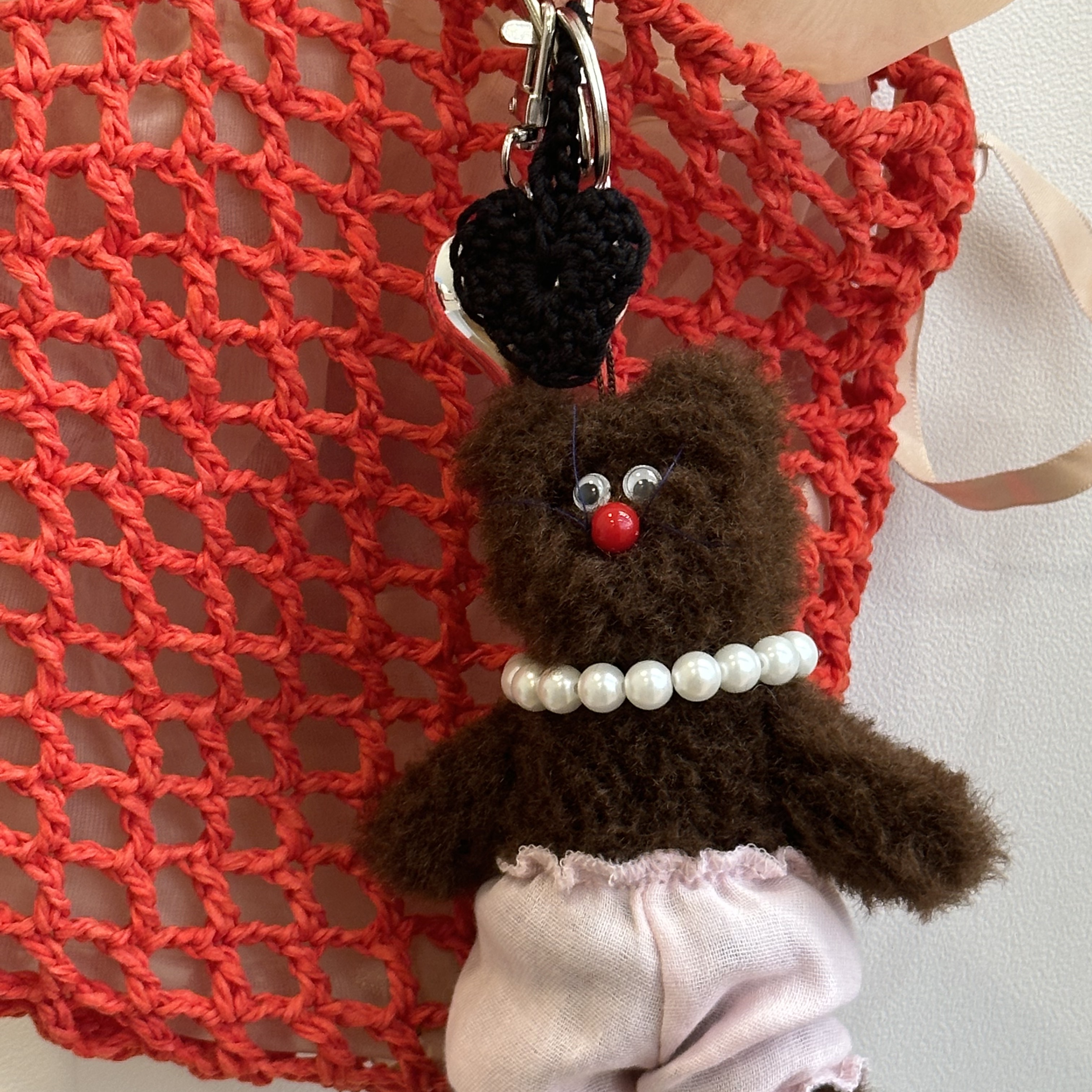 [KREAM 단독] Monamhee Bred Keyring with Pink Pants Brown 착용 스타일 - 1