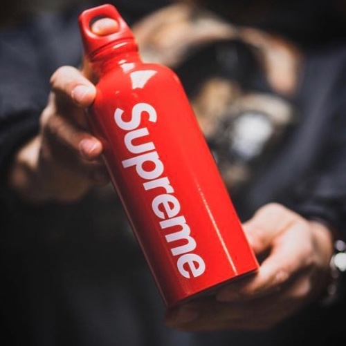 Supreme x Sigg Traveller 0.6L Water Bottle Red - 23SS 착용 스타일