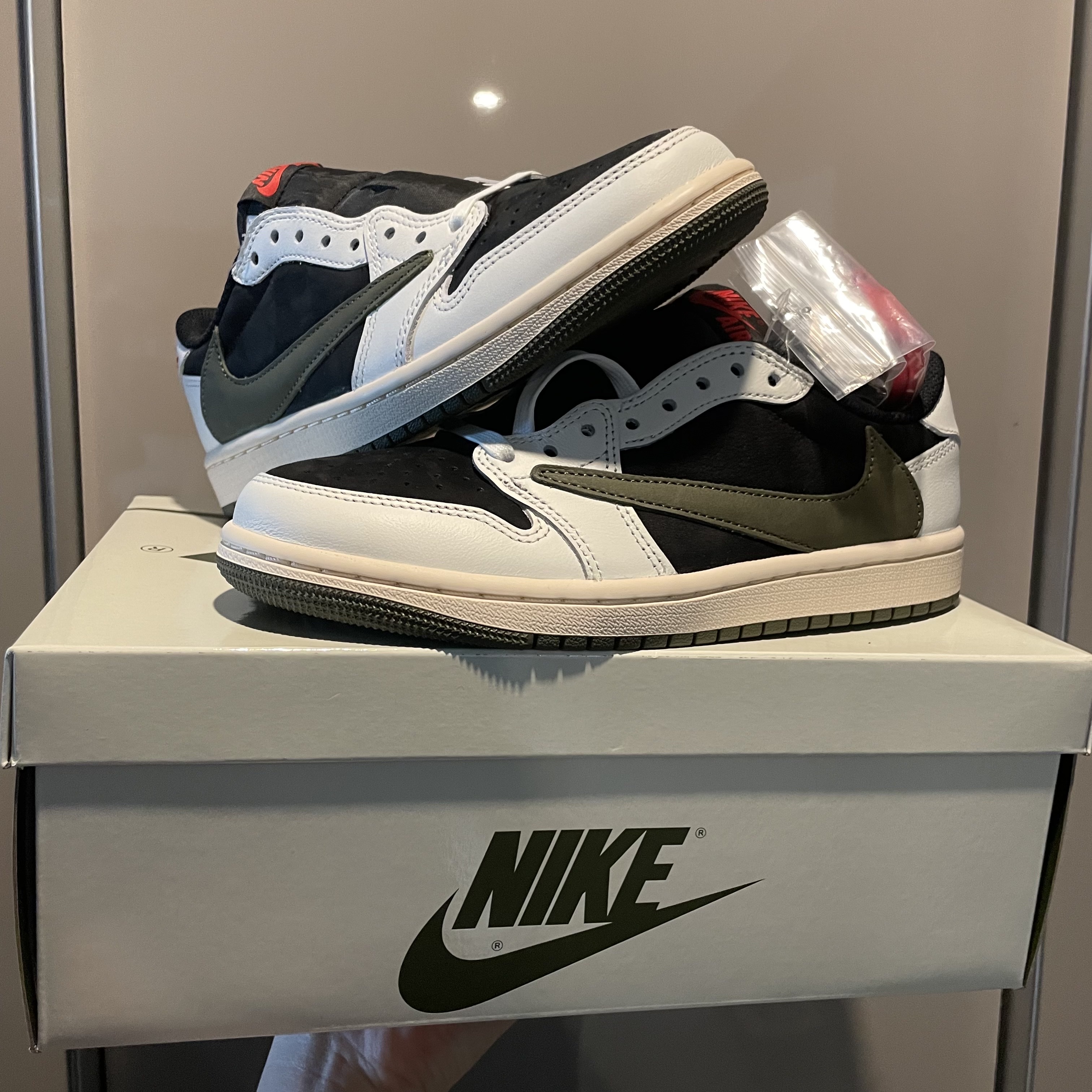 (W) Jordan 1 x Travis Scott Retro Low OG SP Medium Olive 착용 스타일
