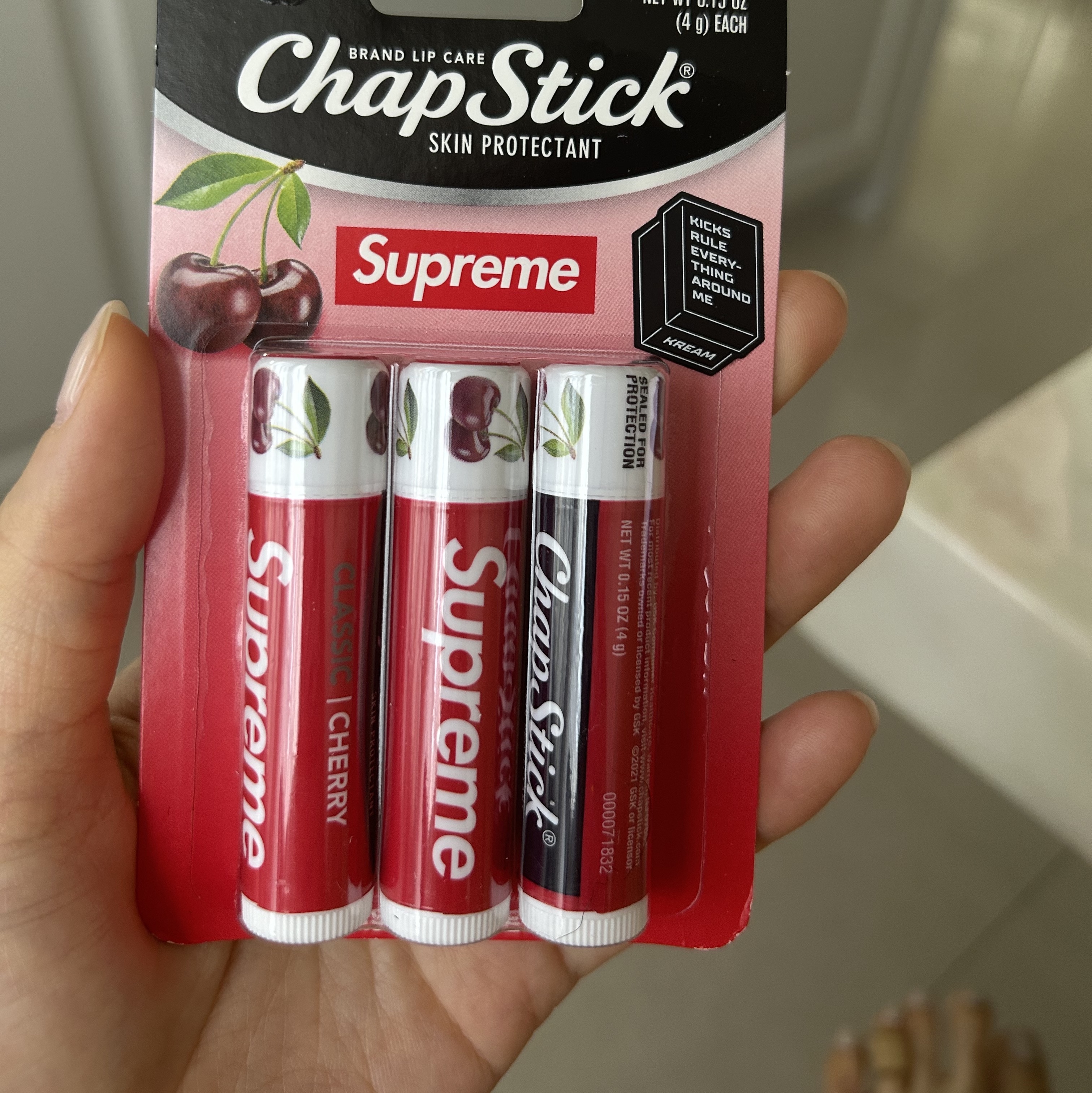 Supreme Chapstick Red (3 Pack) 착용 스타일