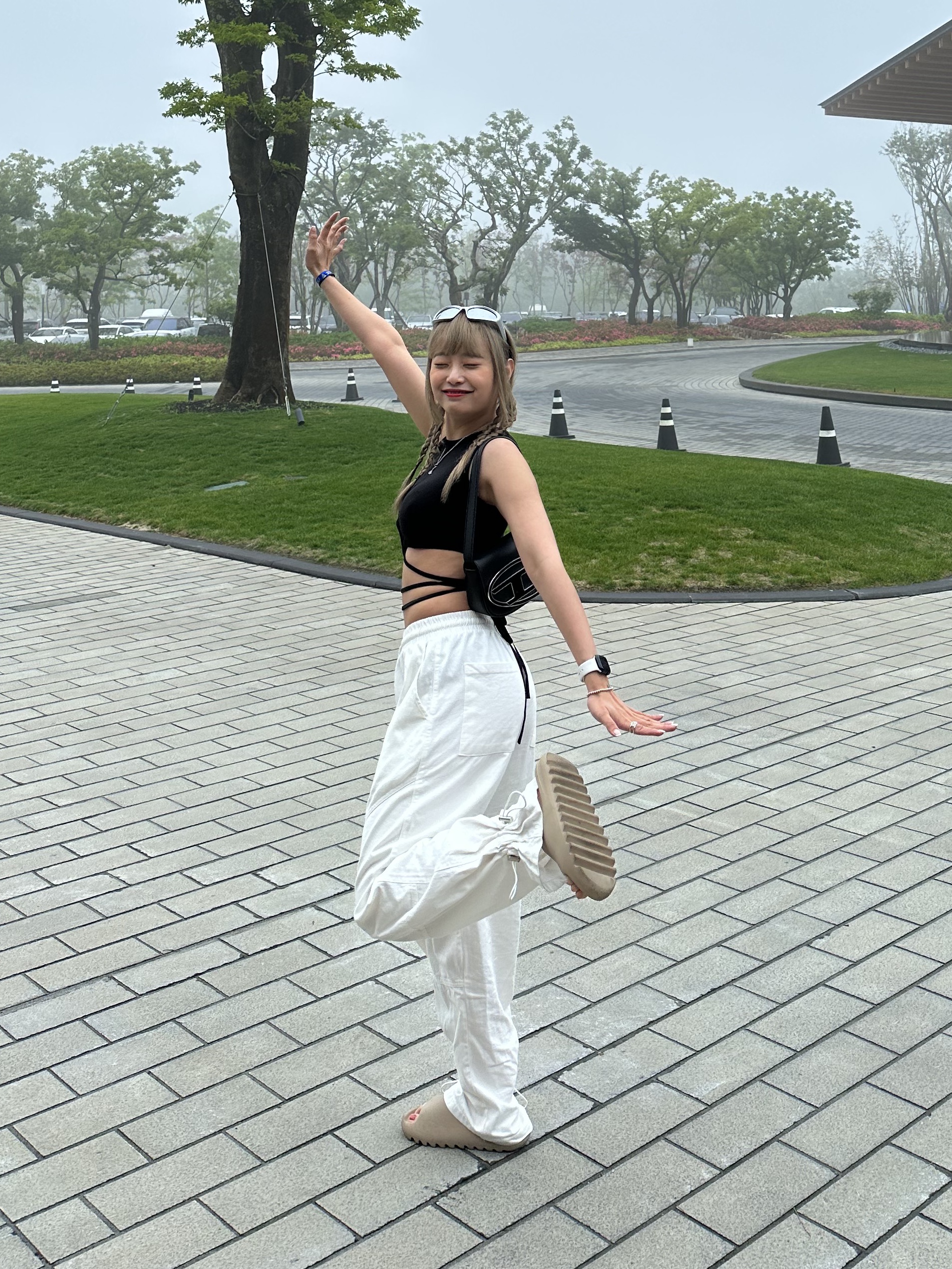 디젤 1DR 숄더백 인 나파 레더 블랙, 비비안 웨스트우드 메이페어 바스 릴리프 펜던트 실버 착용 스타일 - 3