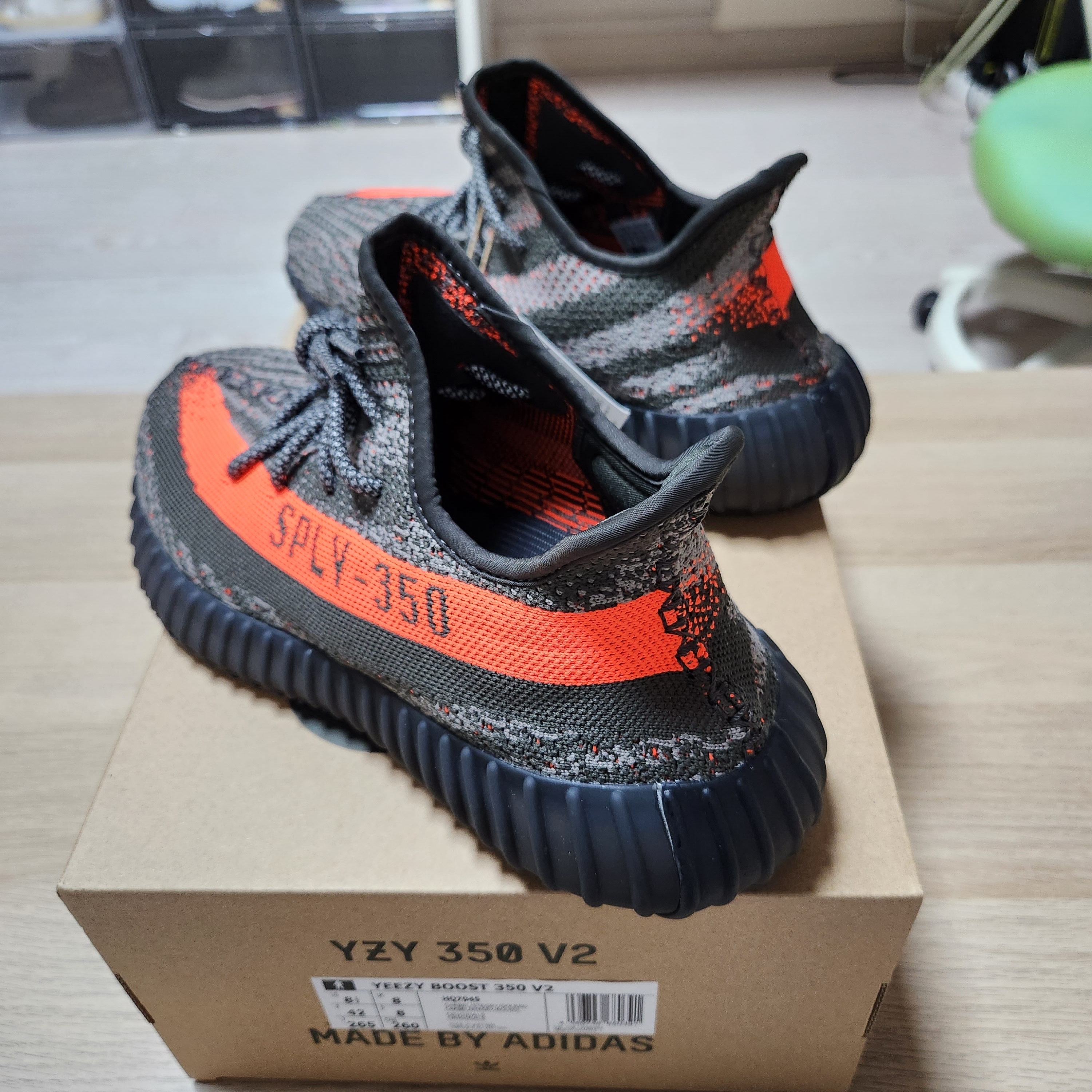 Adidas Yeezy Boost 350 V2 Carbon Beluga 착용 스타일 - 3
